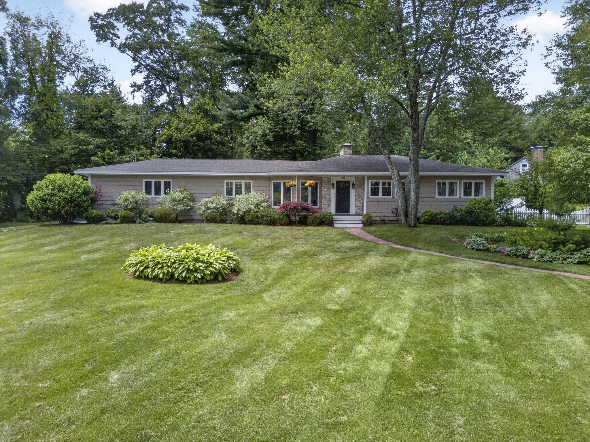 12 Shady Ln, Manchester, NH 03104