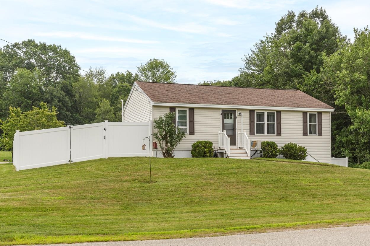 8 Brandywine Dr, East Kingston, NH 03827