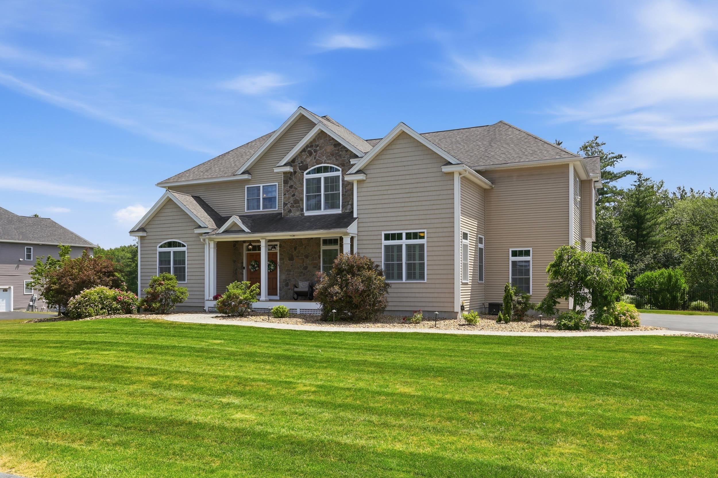 28 Lamplighter Ln, Salem, NH 03079