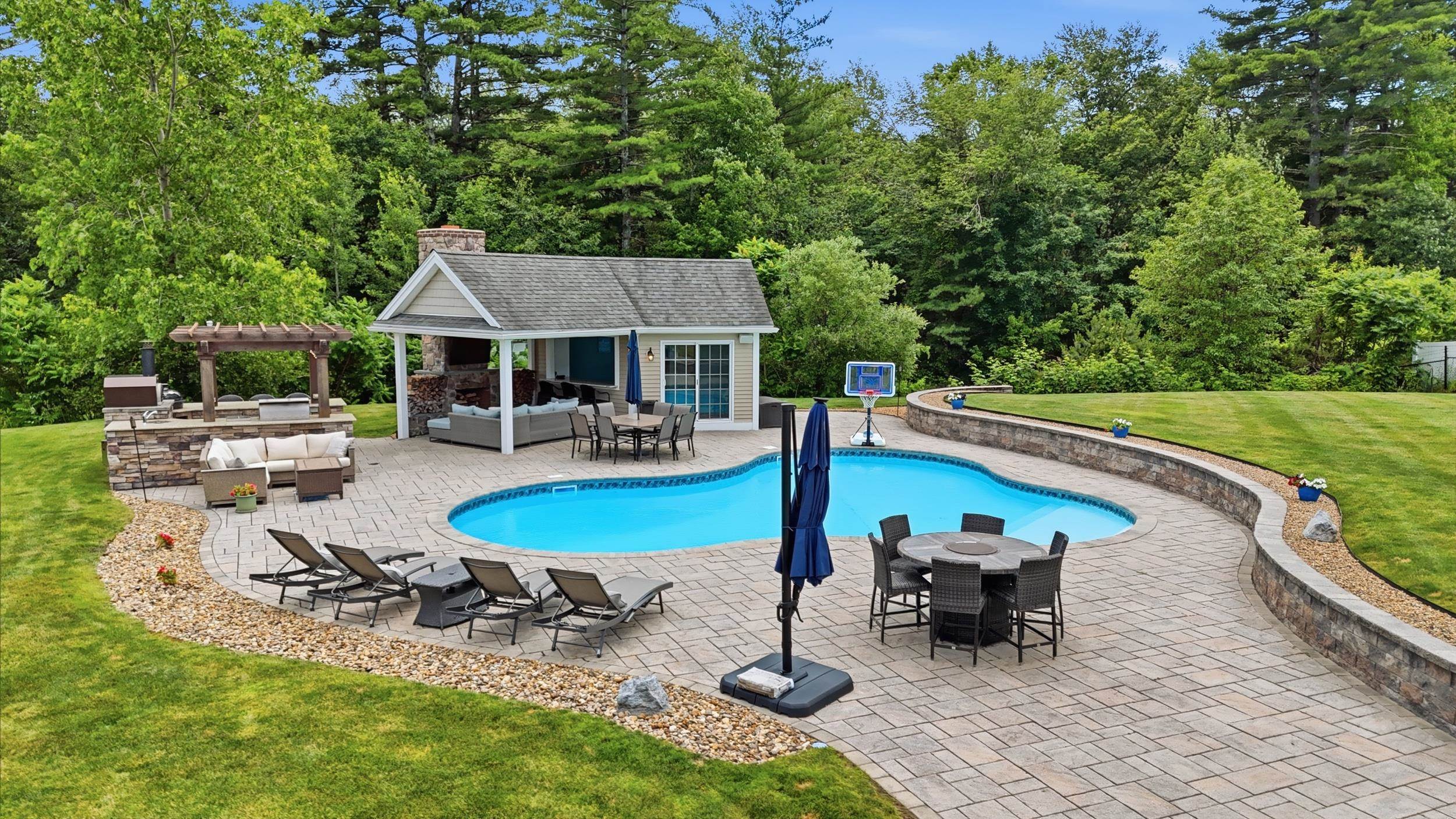 28 Lamplighter Ln, Salem, NH 03079