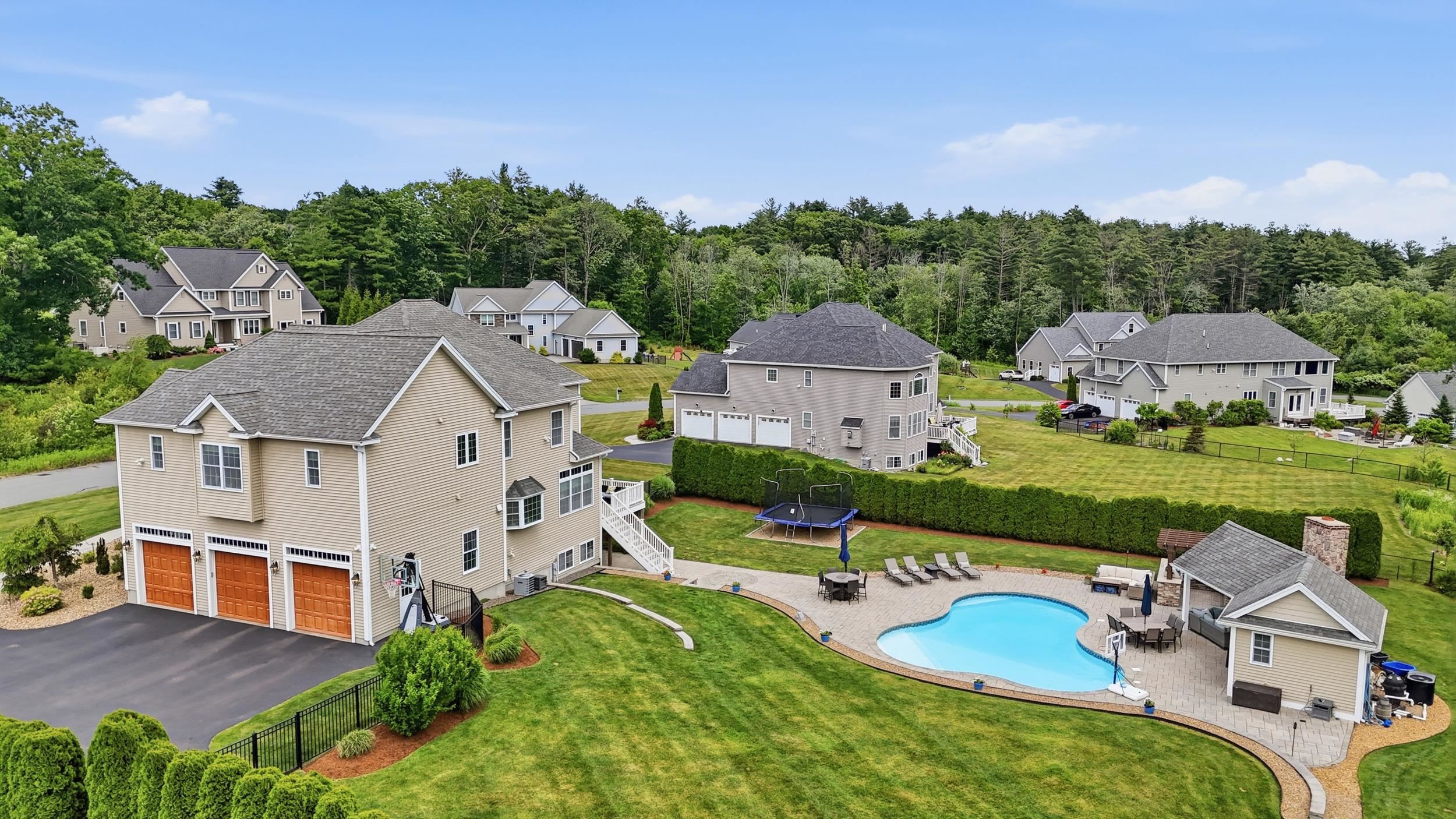 28 Lamplighter Ln, Salem, NH 03079