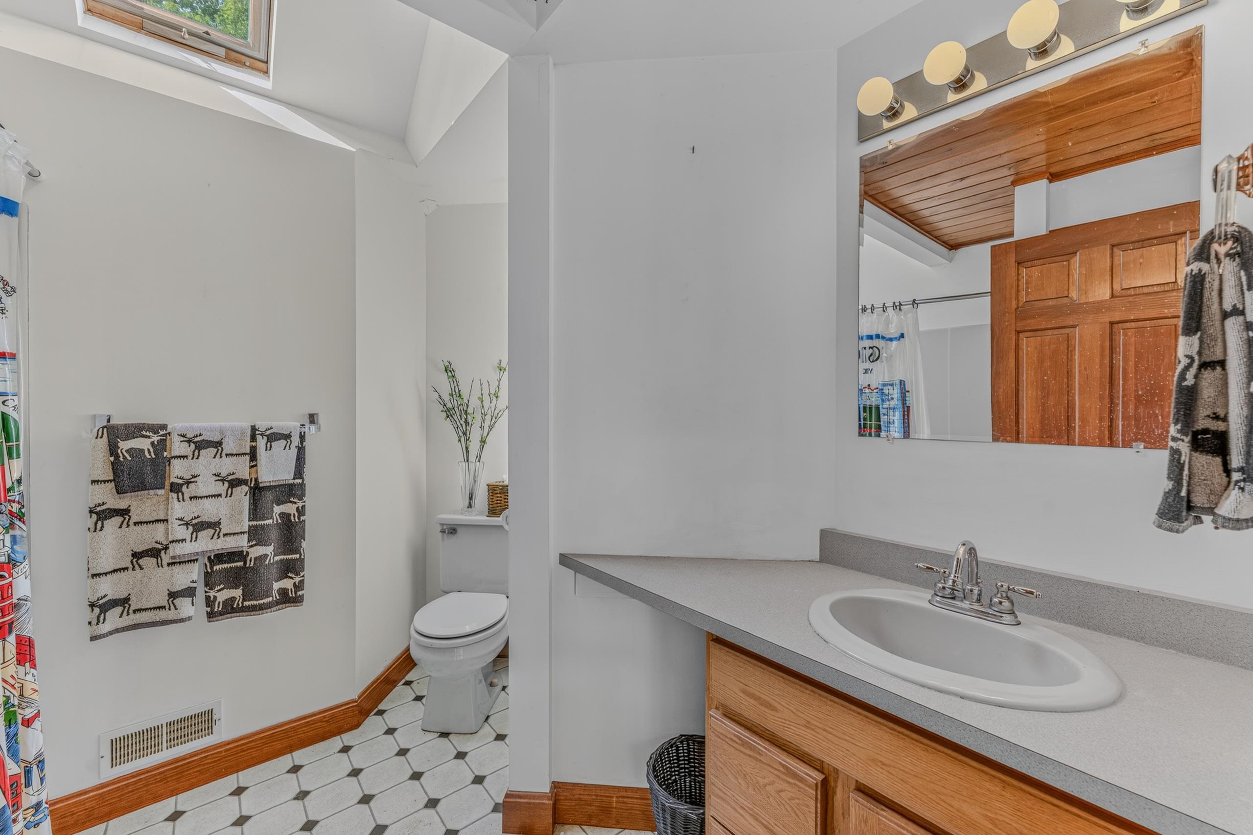 Guest Full Bathroom