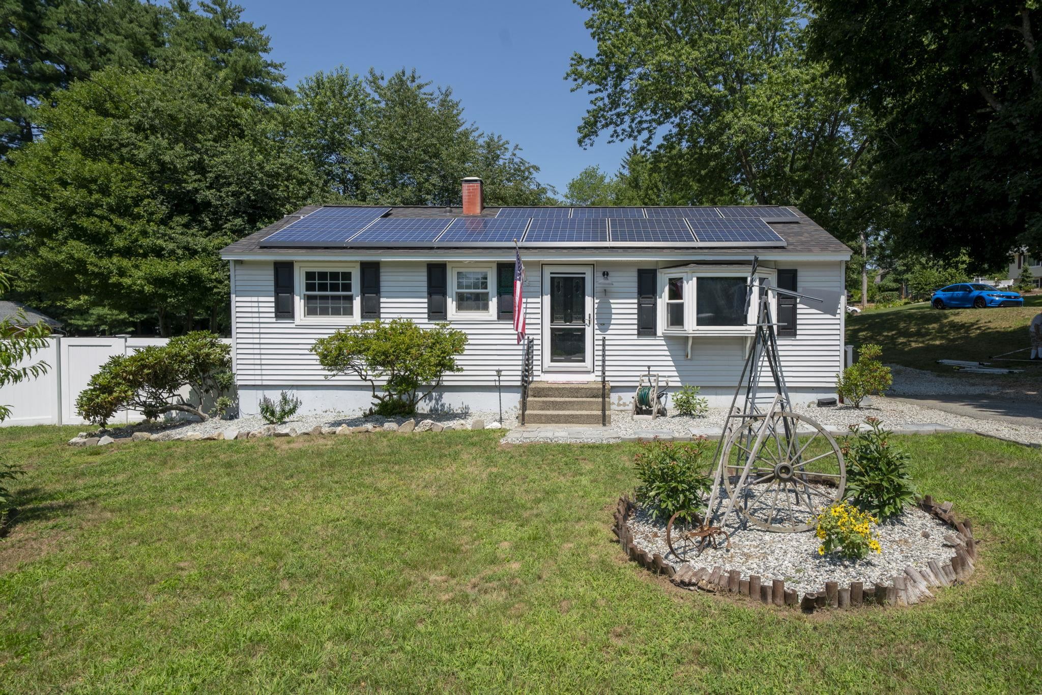 1 Mayflower Dr, Merrimack, NH 03054