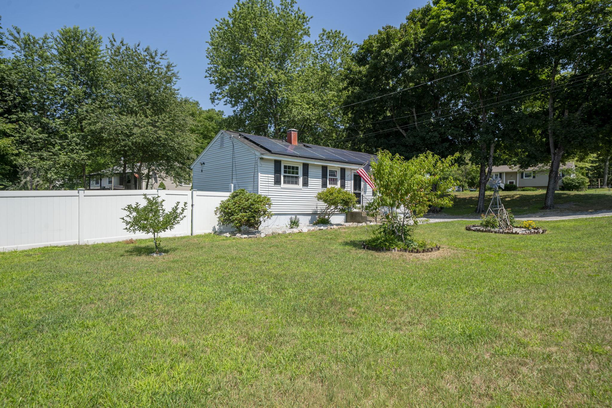 1 Mayflower Dr, Merrimack, NH 03054