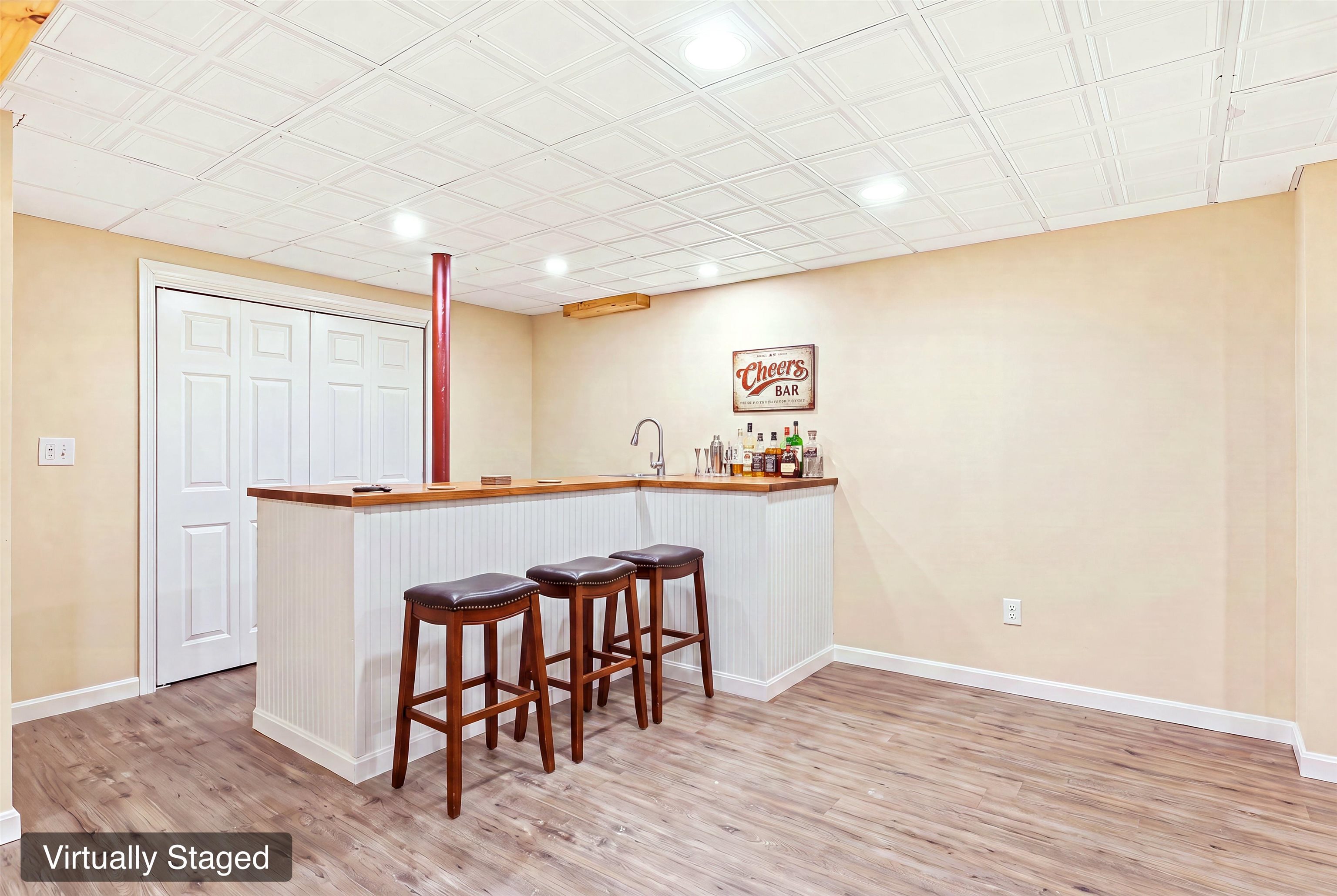 Bar area with sink - staged photo 25882165