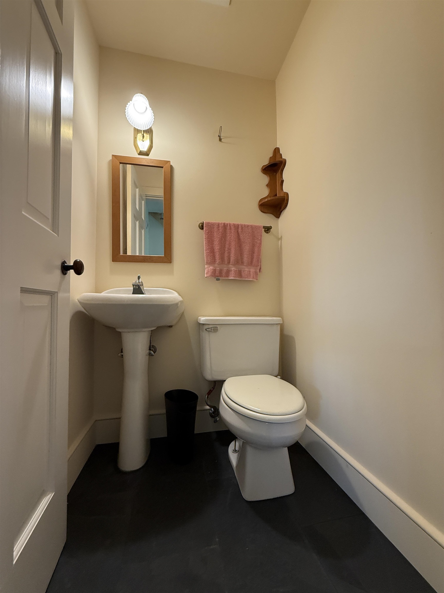1/2 BATH OFF OF KITCHEN AND DINING ROOM 26019451