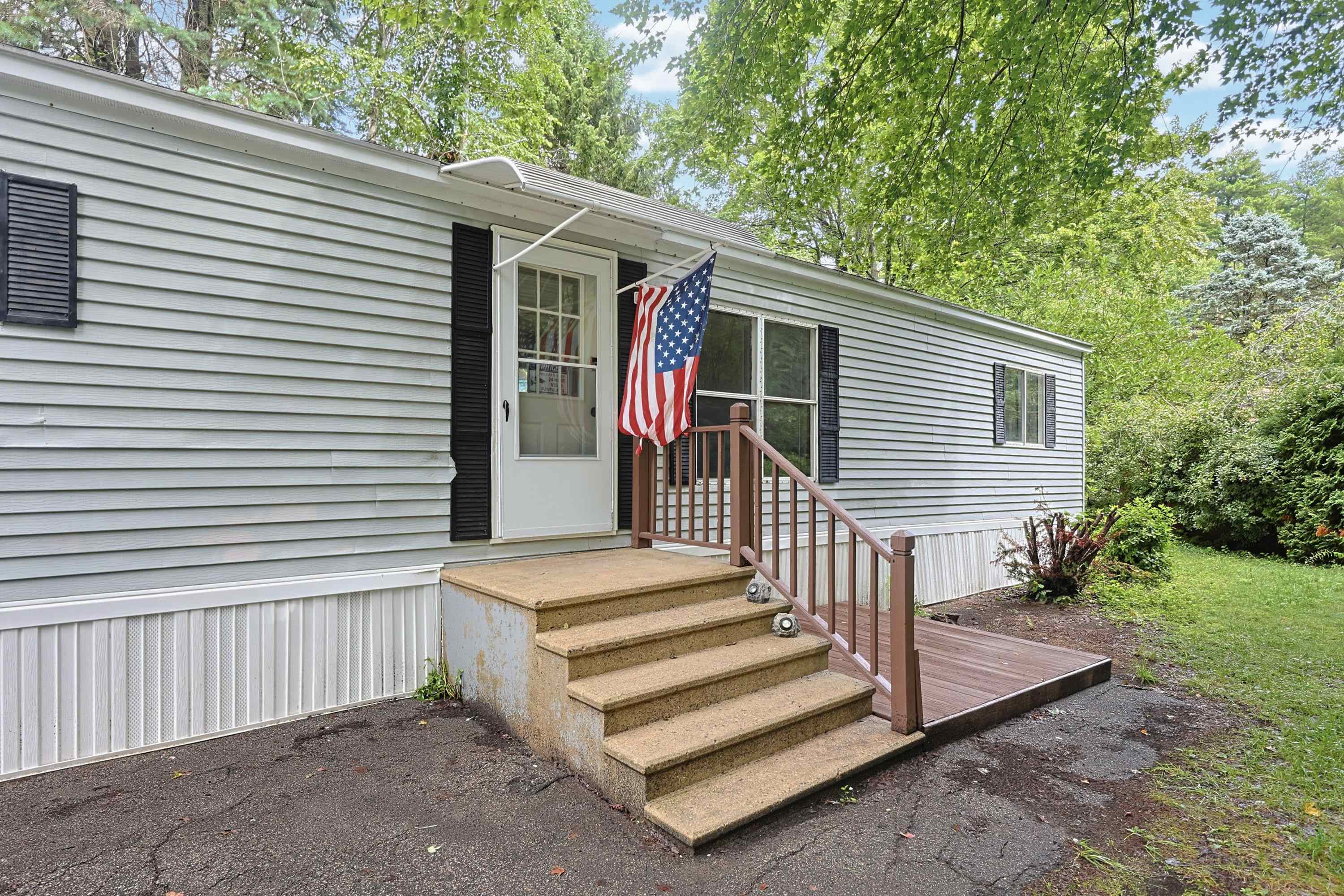 4 Matthew Rd, Hooksett, NH 03106