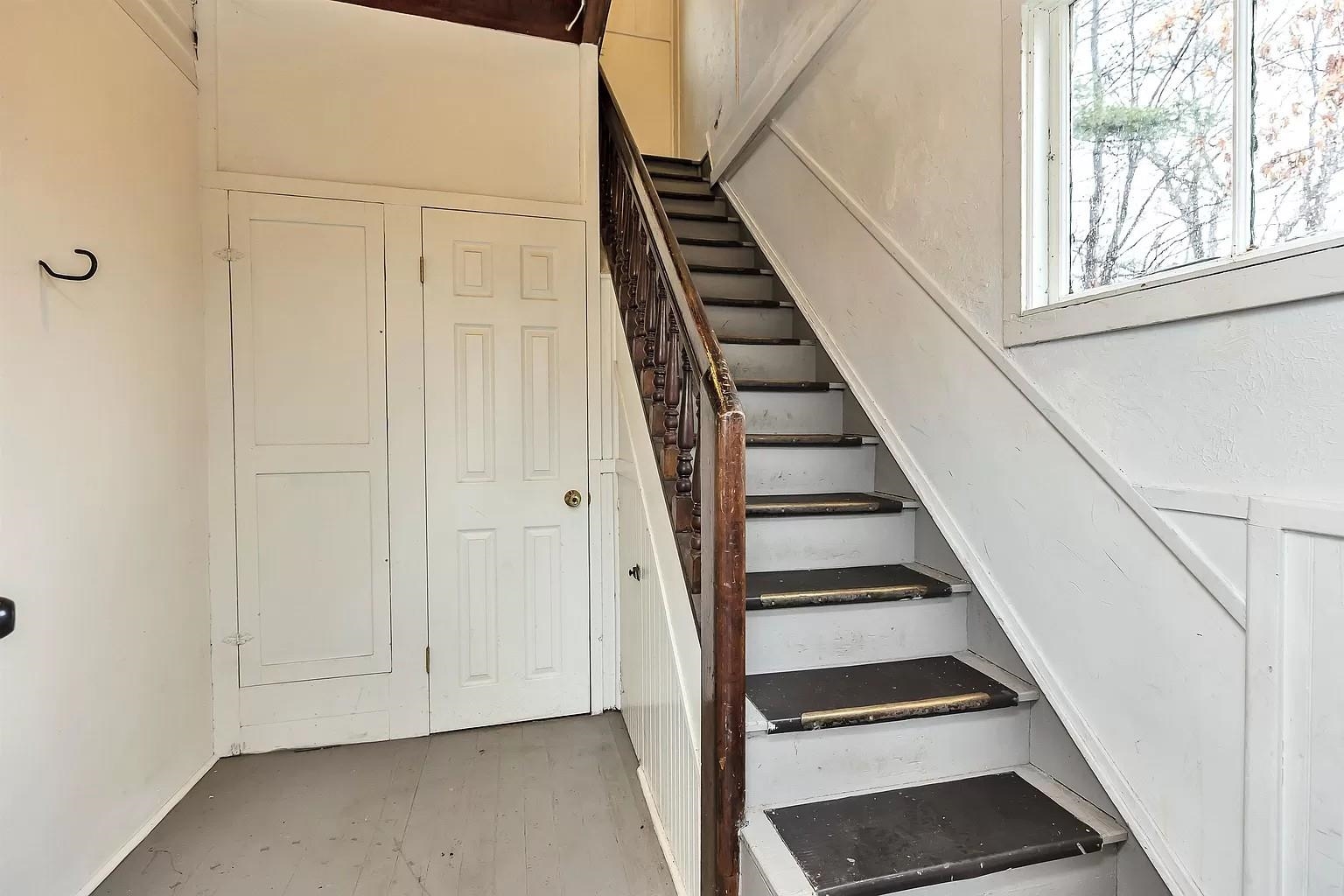 Stairs to Unit 2 25902111