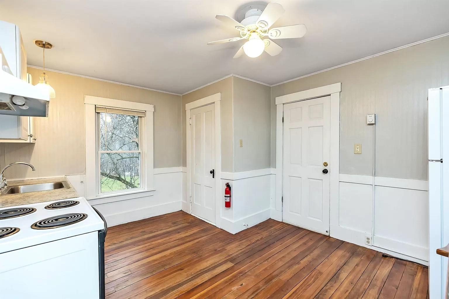 Unit 2 Kitchen 25902112