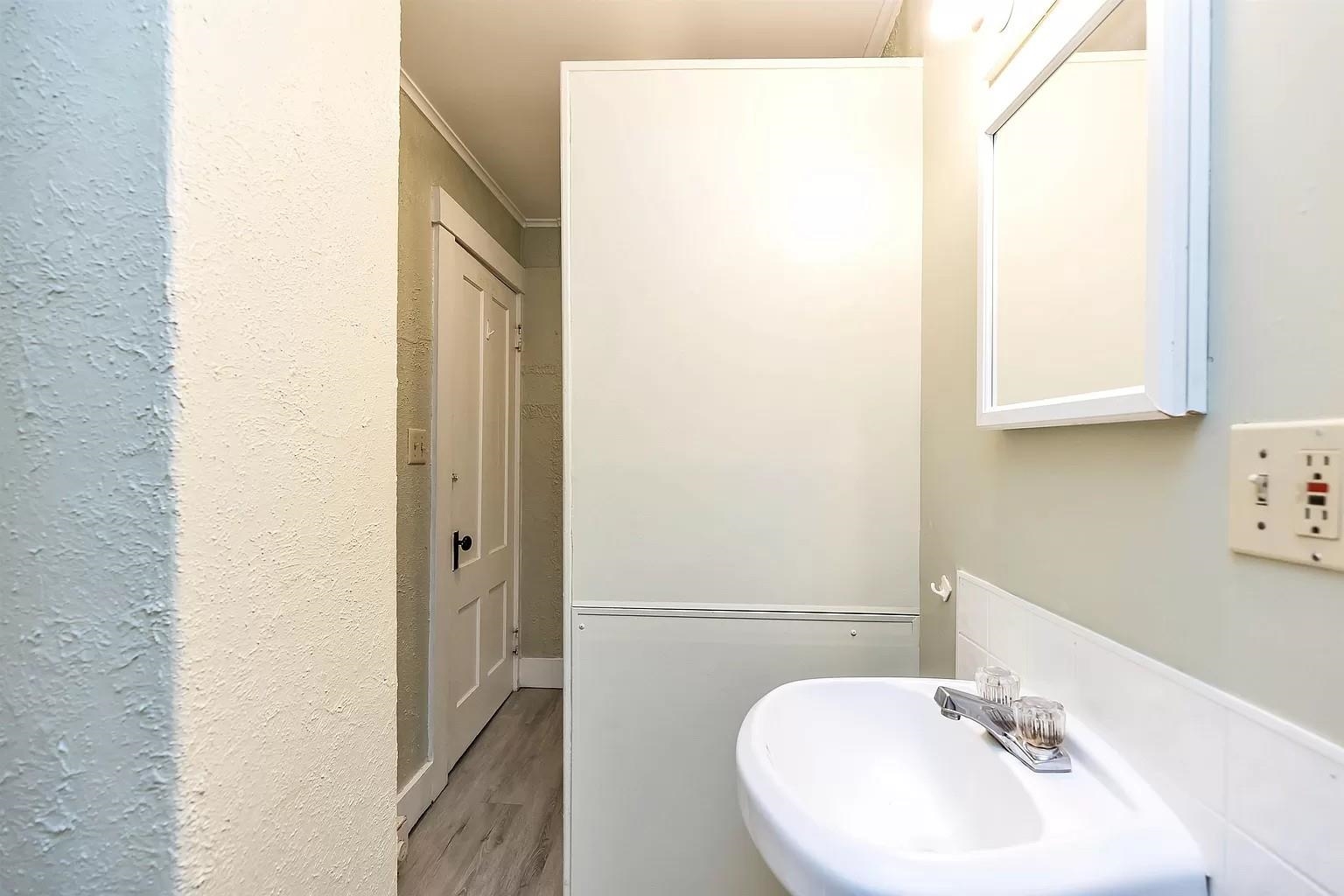 Bathroom Unit 2 25902120