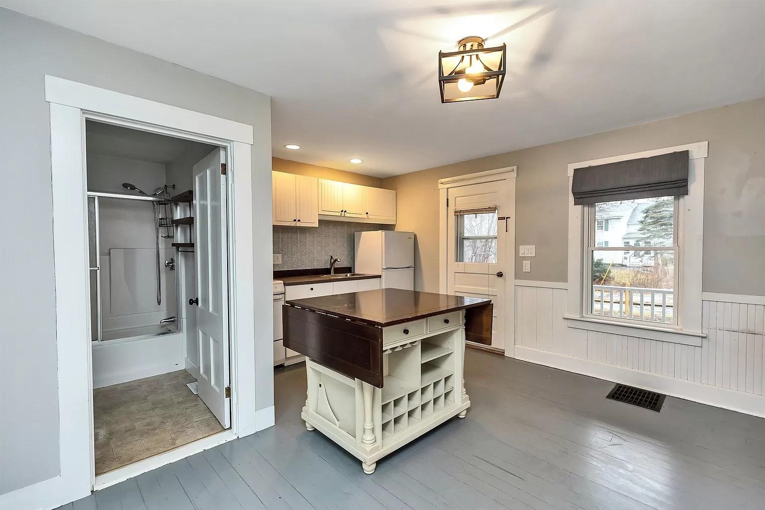 Unit 1 Kitchen 25902104