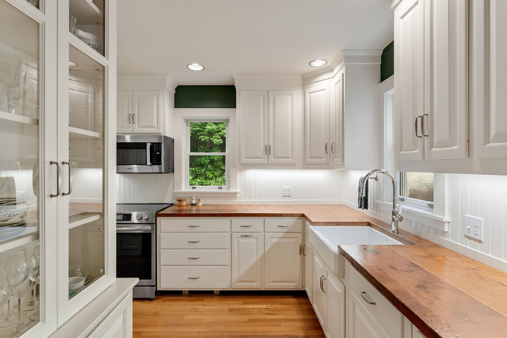 Entry to Kitchen 25903332