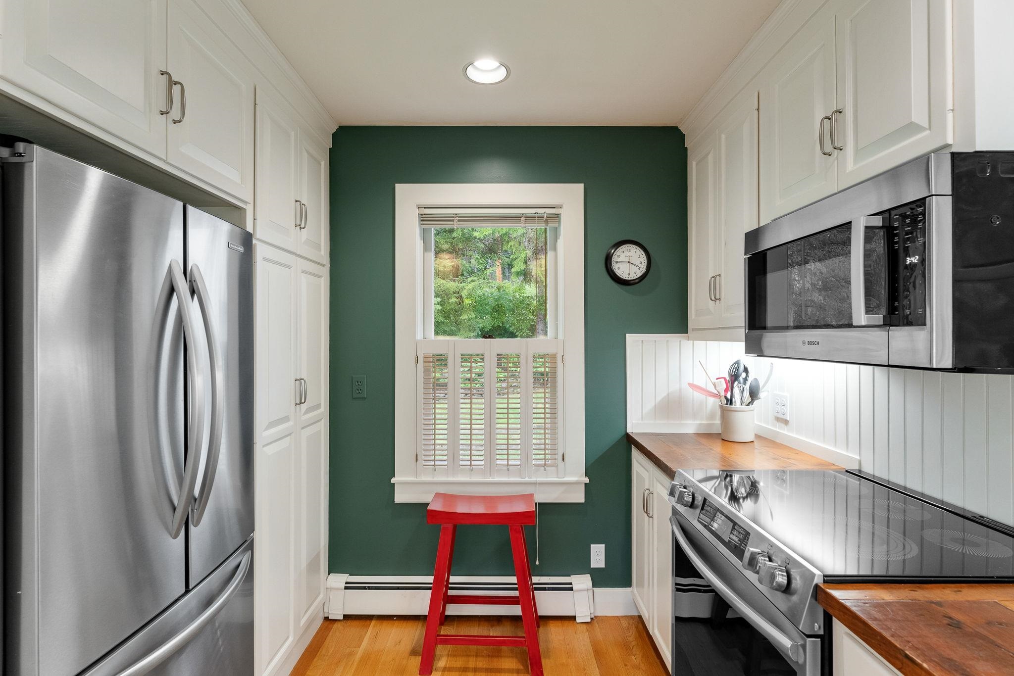 Kitchen window to front yard 25903334