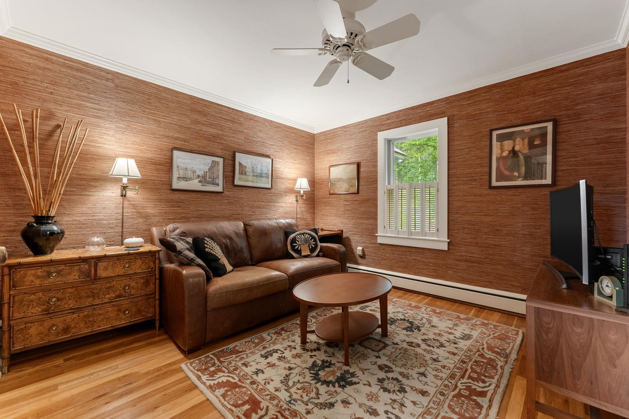 Den/Bedroom 25903338