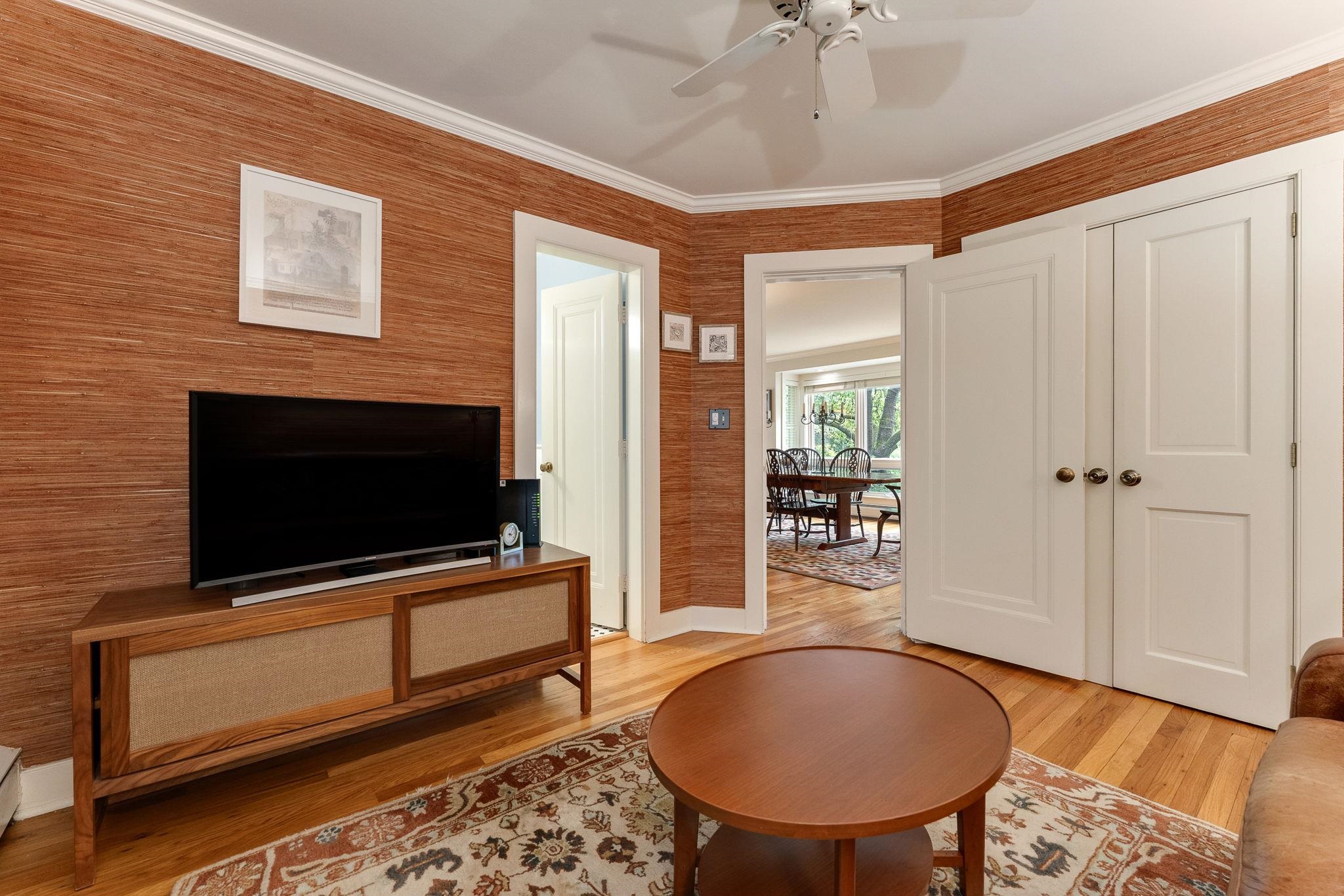 Den/bedroom to Bathroom 25903339