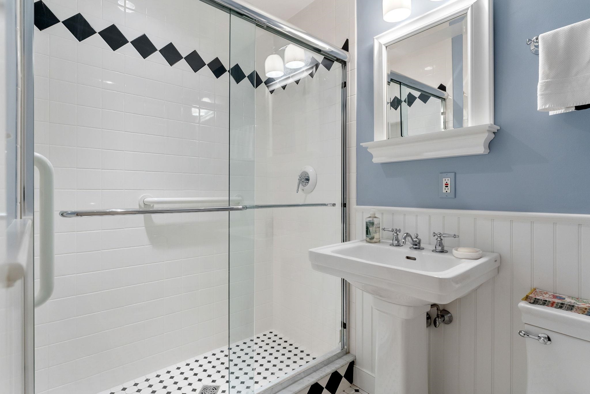 Den/bedroom bath 25903340