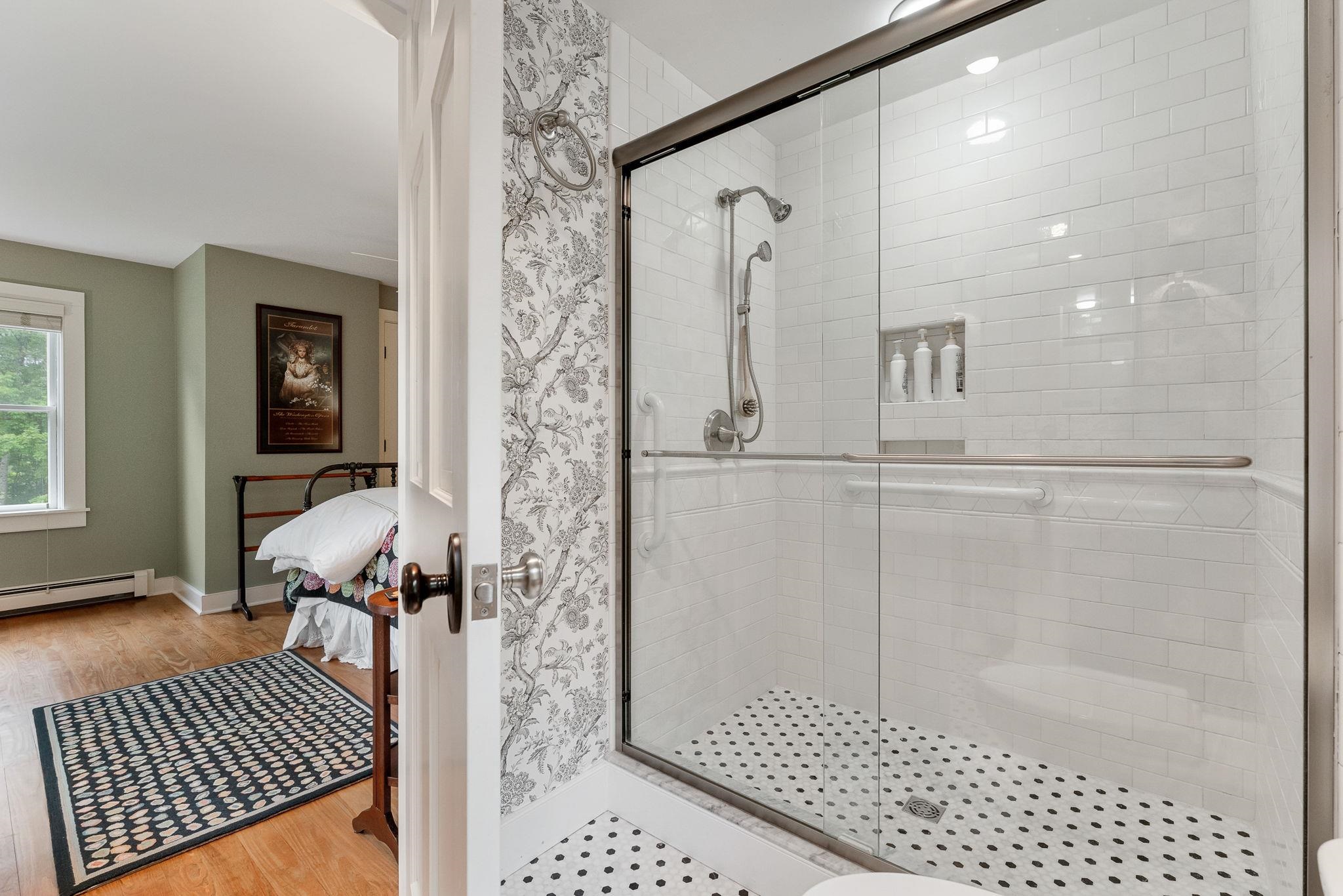 2nd bedroom bath 25903347