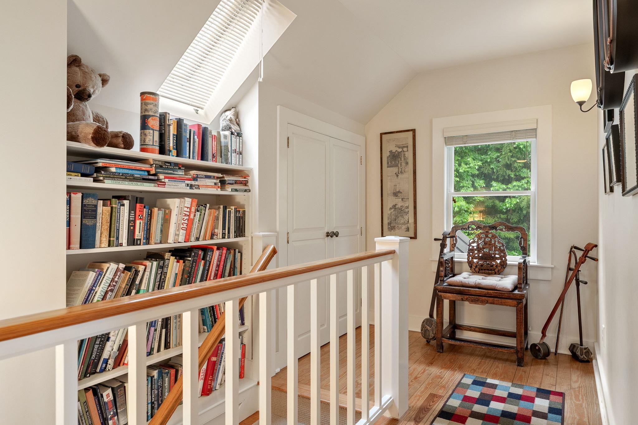 Primary Suite stair landing 25903351