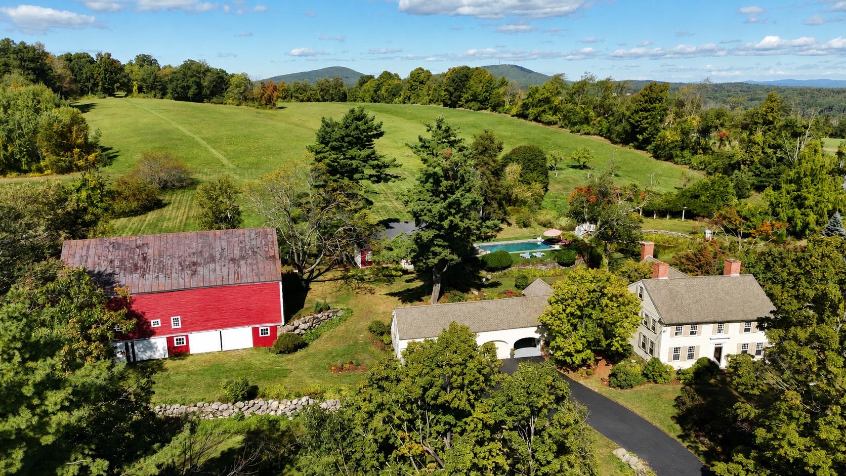 Photo 2 of Single family home for sale at 89 Chestnut Hill Rd, Amherst, NH 03031 | MLS# 5103223 | Listing updated on 2026-09-17
