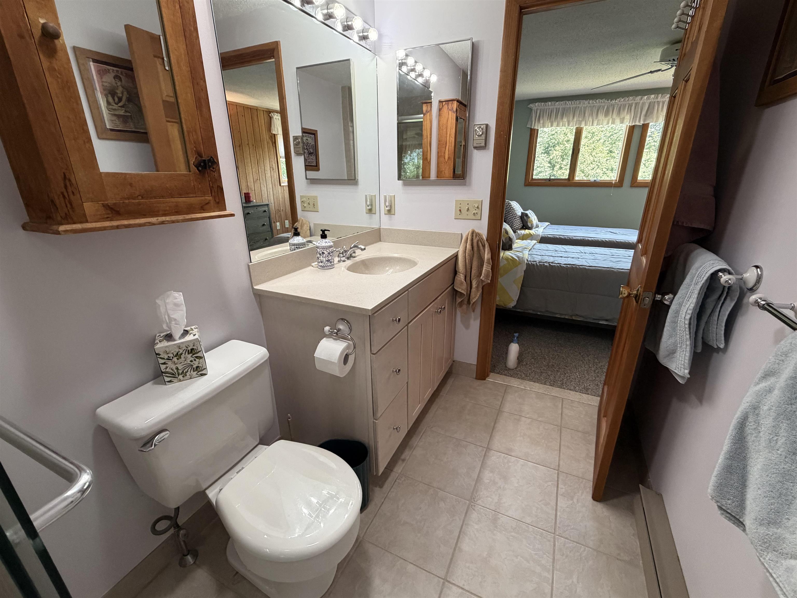 Primary en-suite bathroom