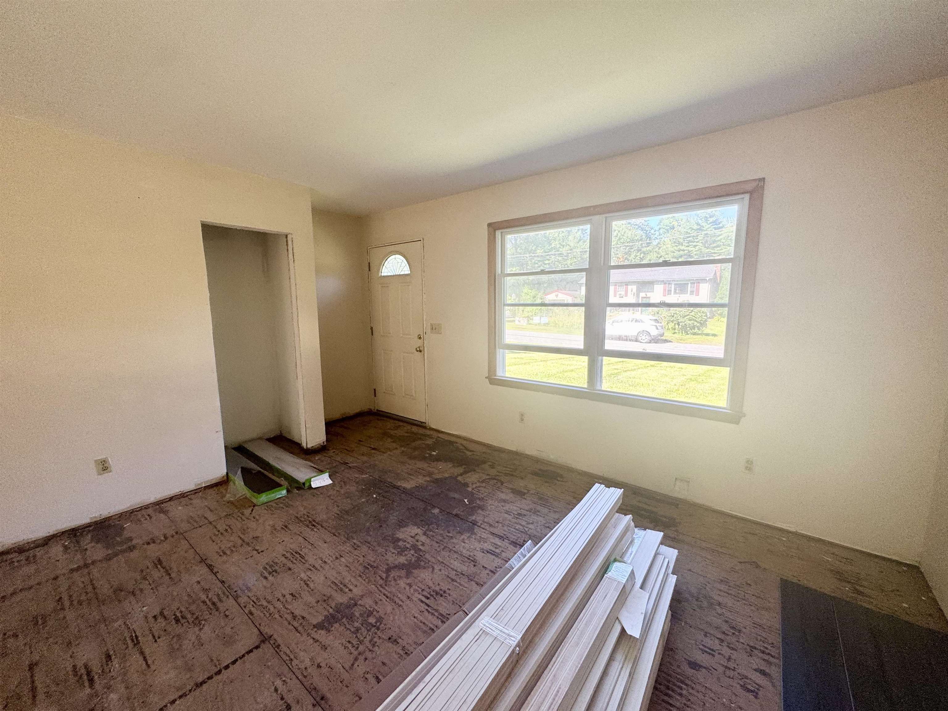 Living room/front door 25919564