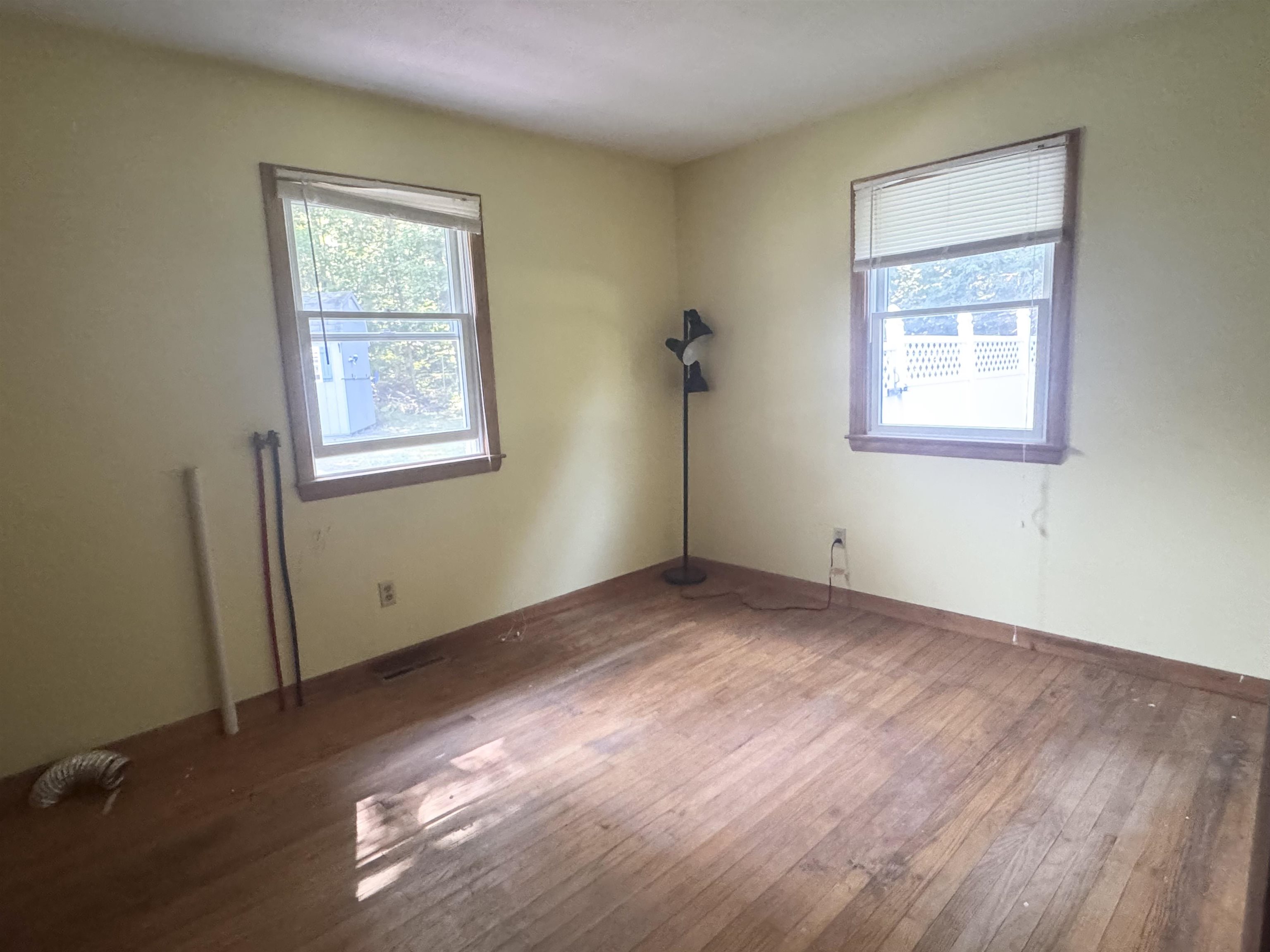 Bedroom 2 - washer/dryer hookups 25919522