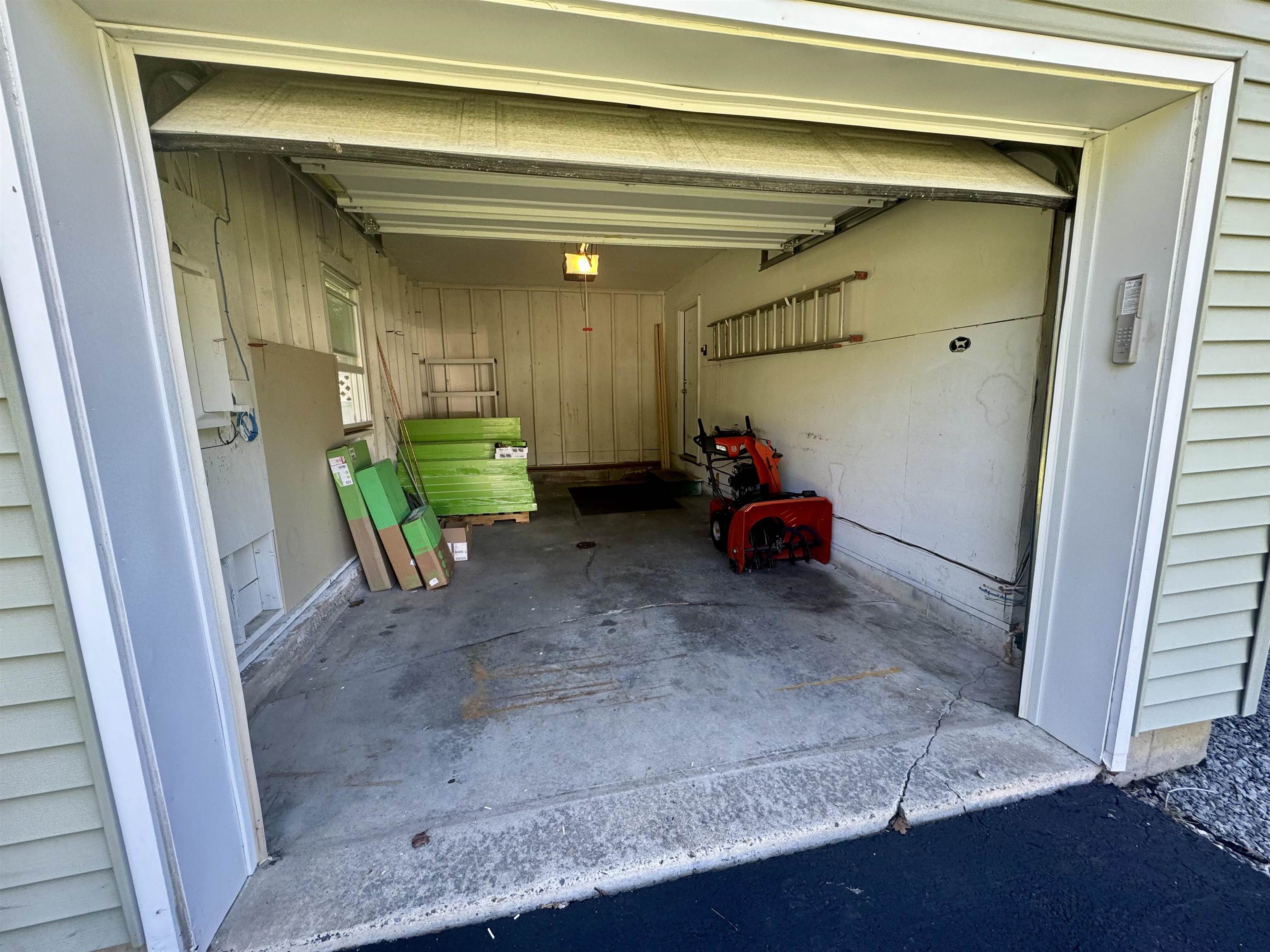 Garage - direct entry into kitchen 25919485