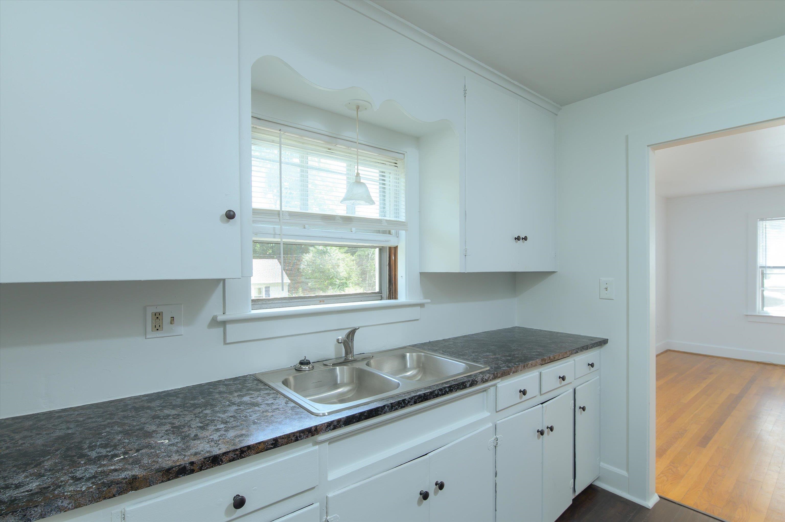 Galley Kitchen 25961952