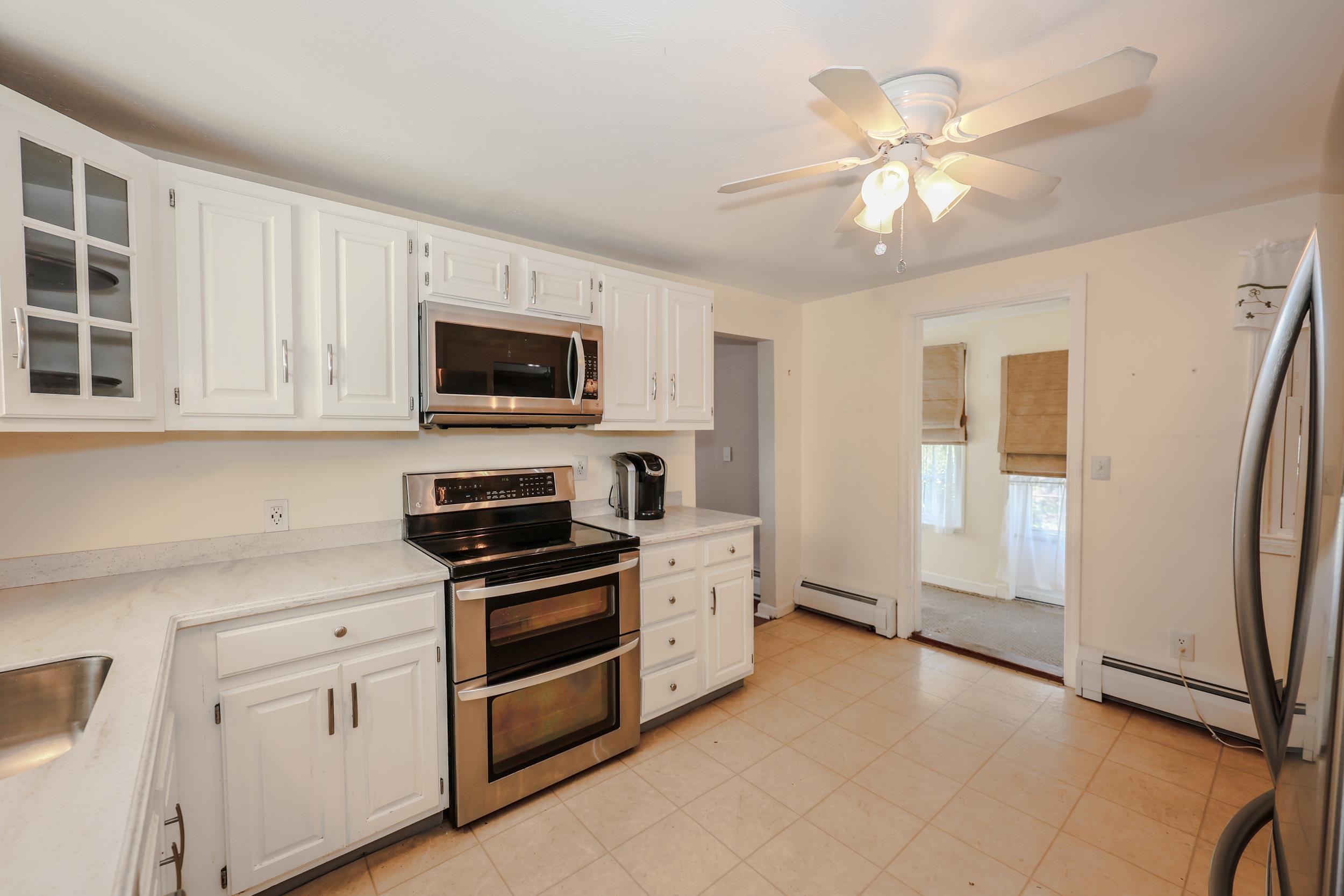 Kitchen to sunroom 25925393