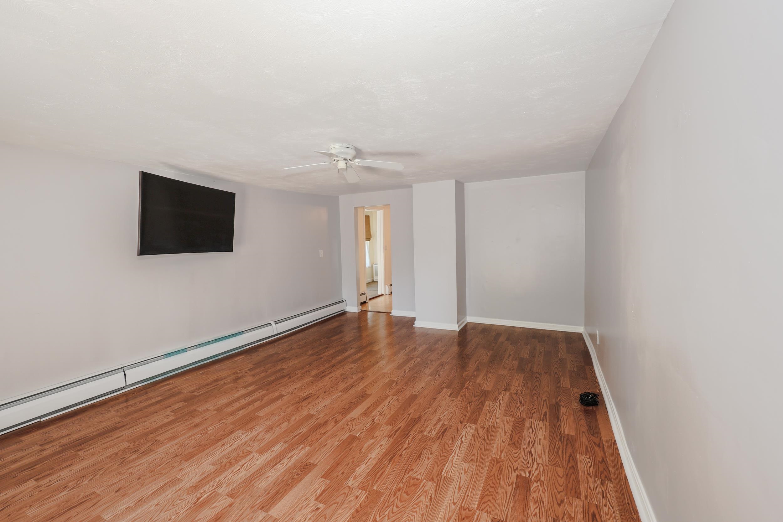 Living room in the back of the house 25925399
