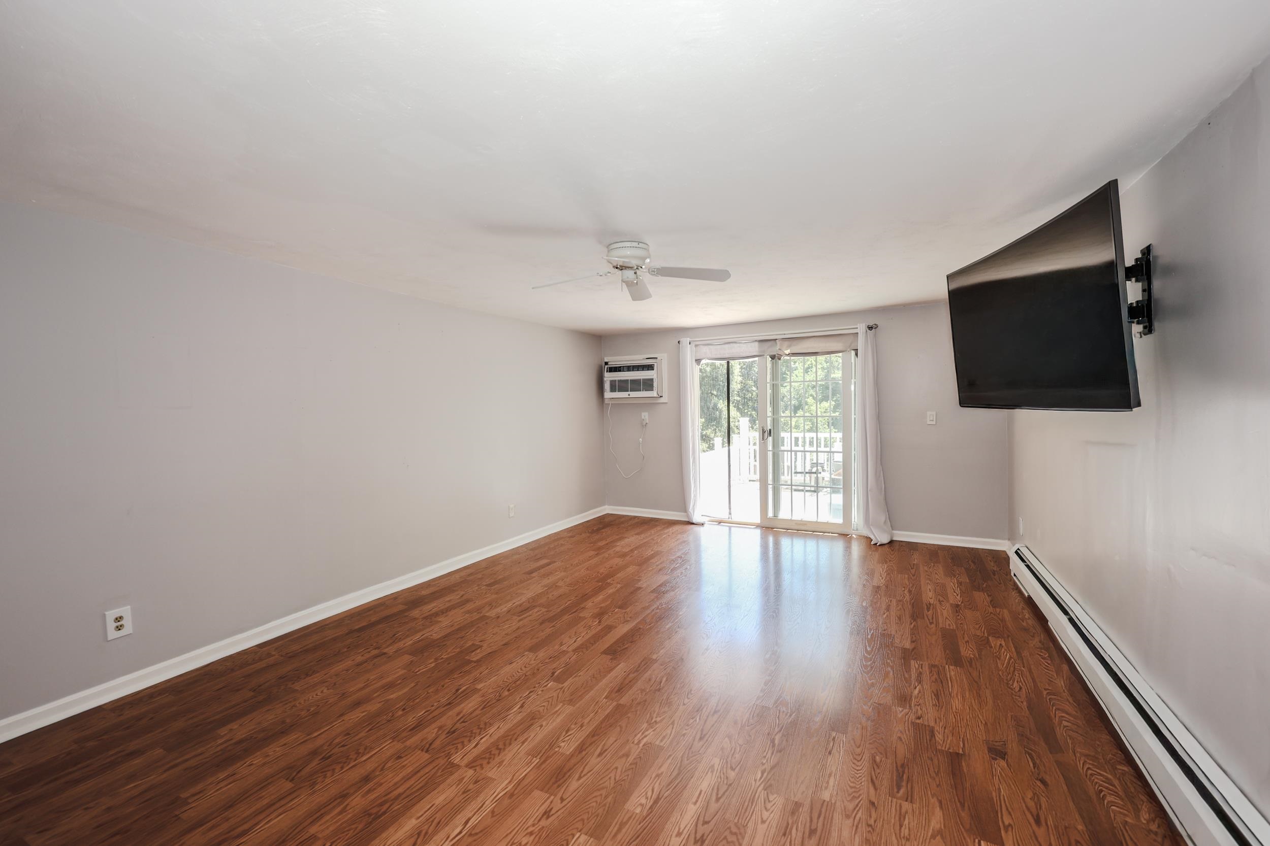 Living room in the back of the house 25925397