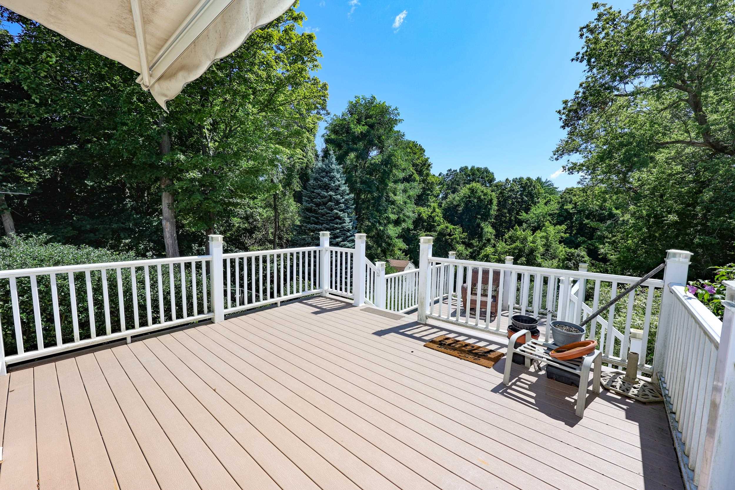 Two level deck! 25925361