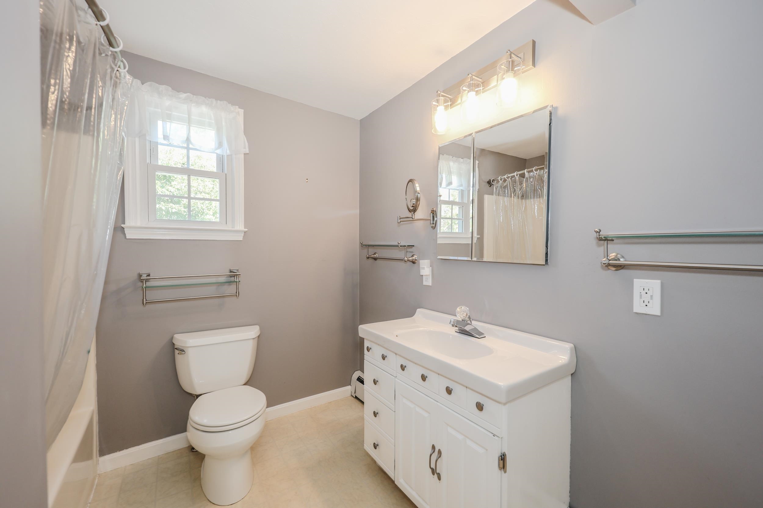 Upstairs full bathroom 25925363