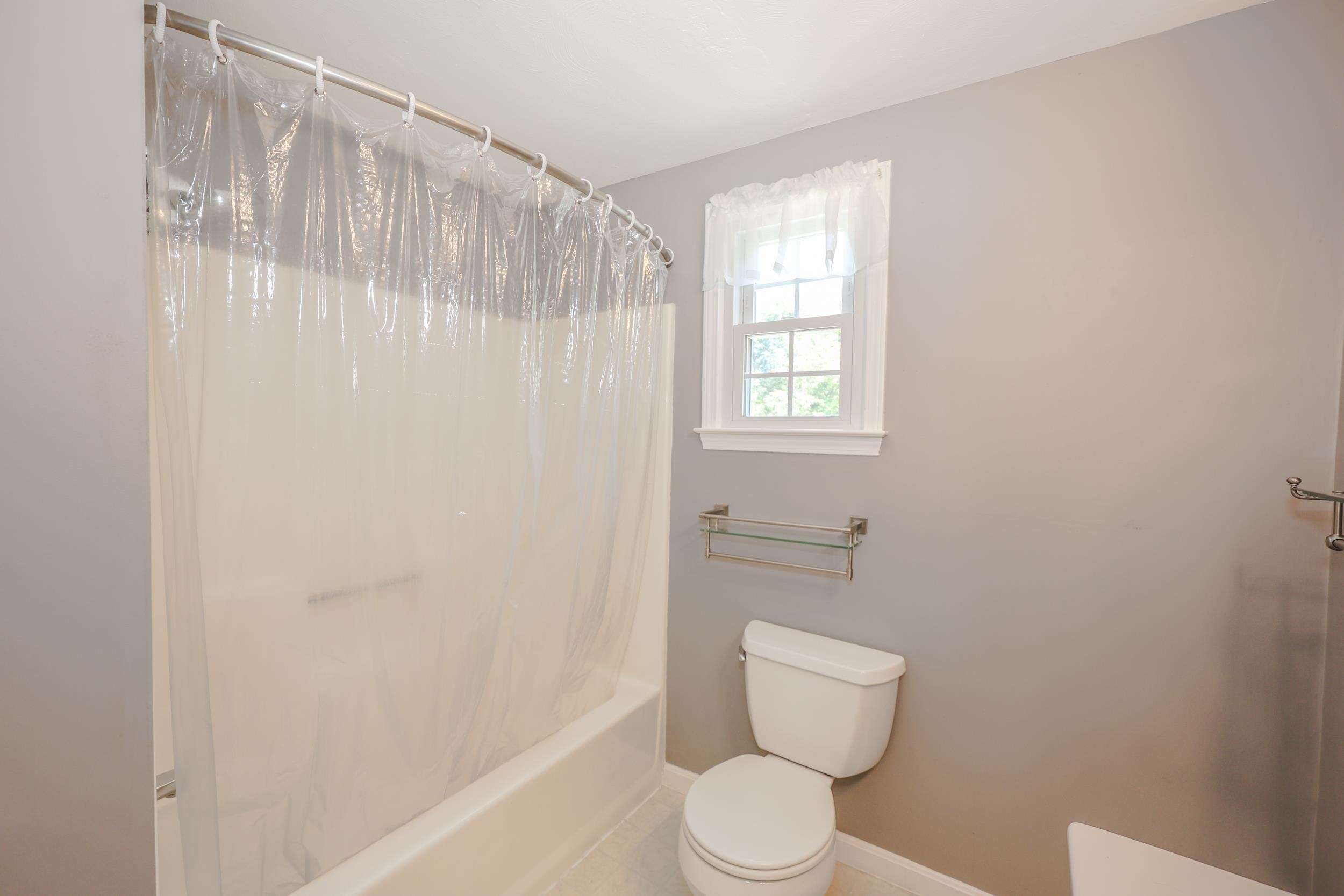 Upstairs full bathroom 25925364