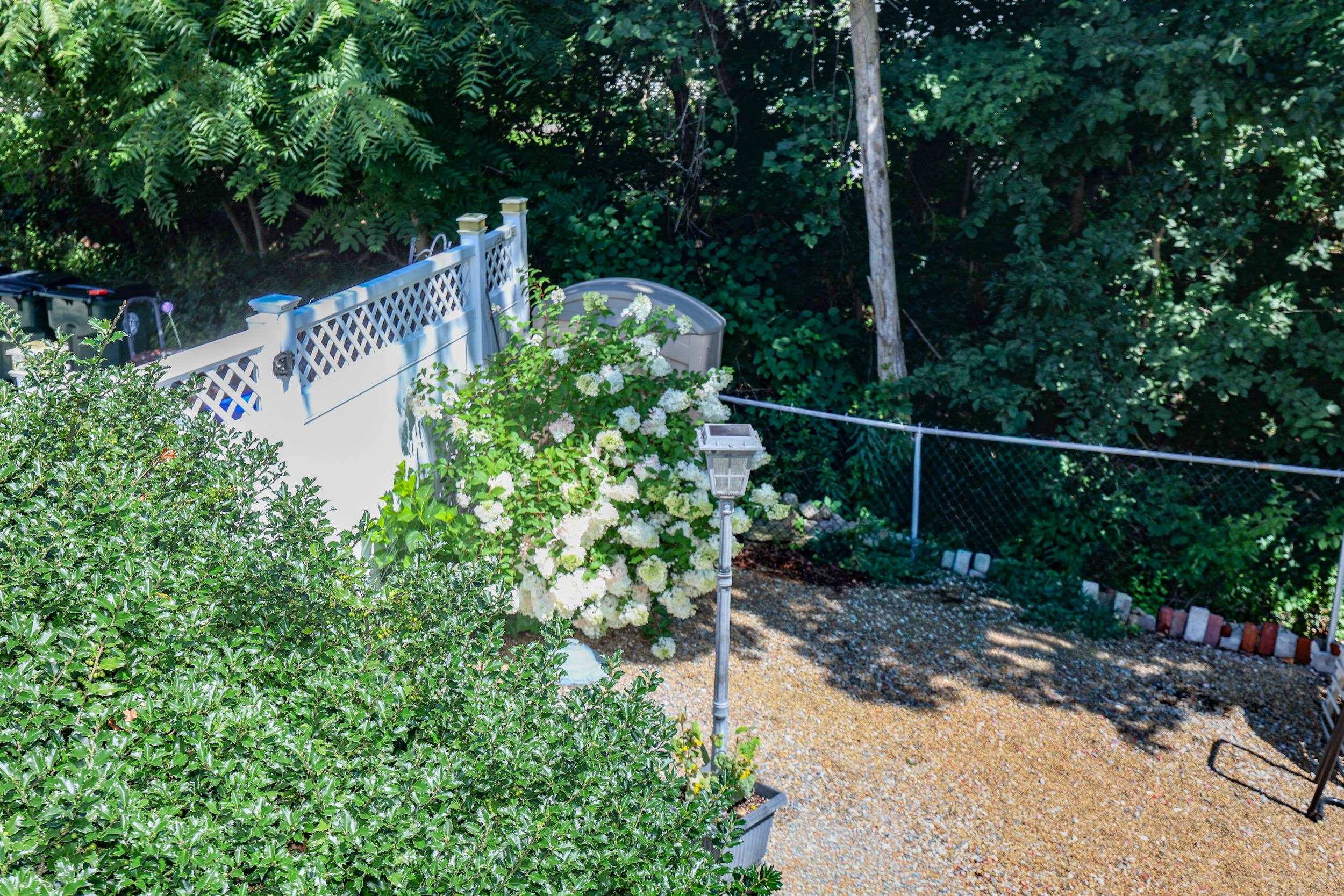 Fully fenced in yard 25925362