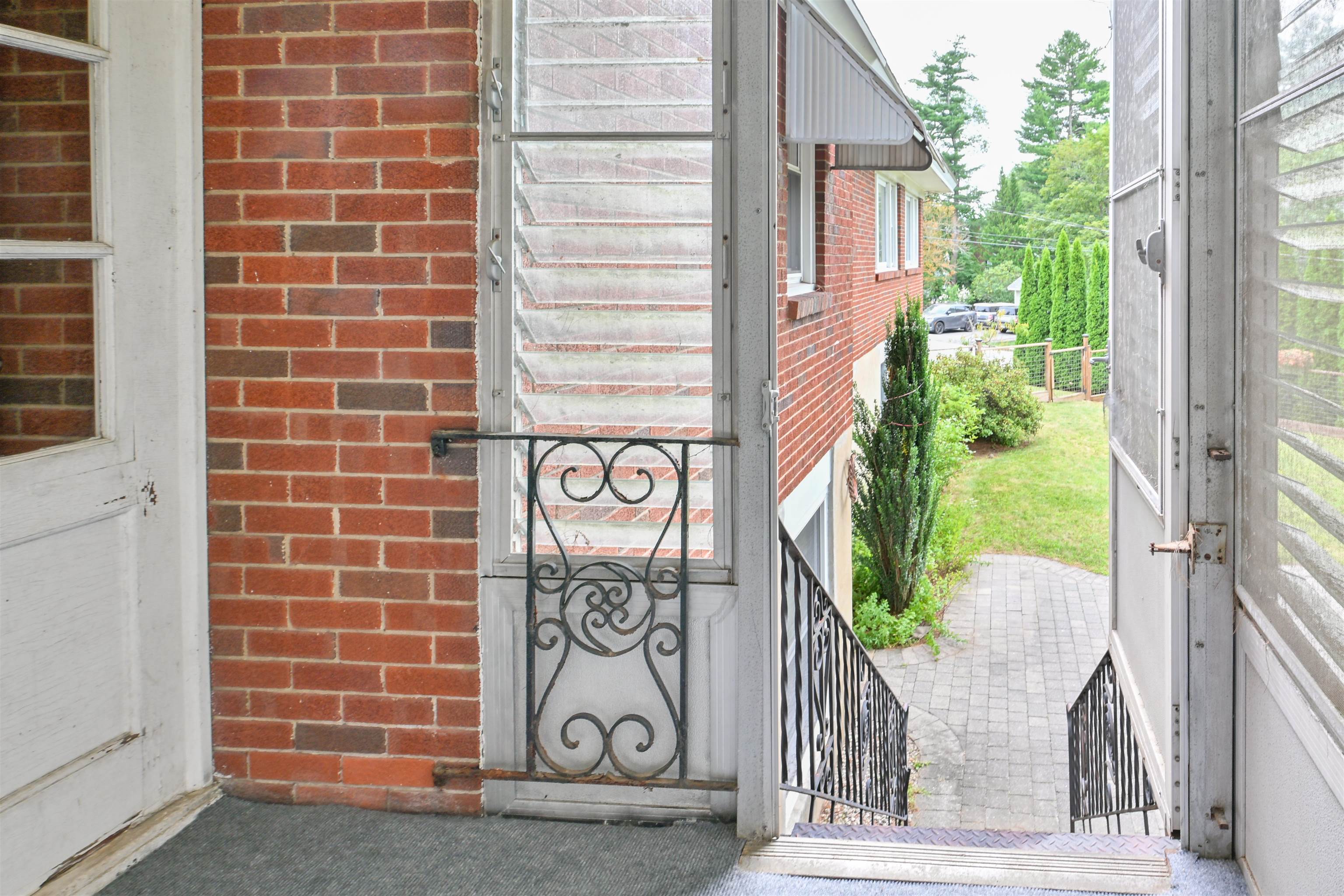 Access from screen porch to back yard 25924360