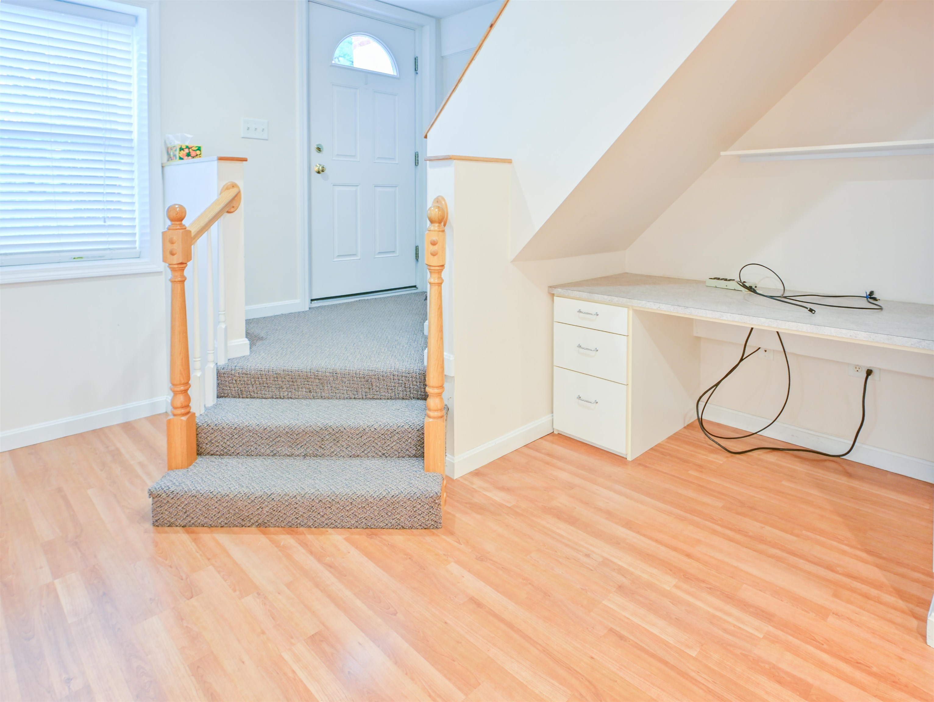 Walk-out access to back yard 25924362