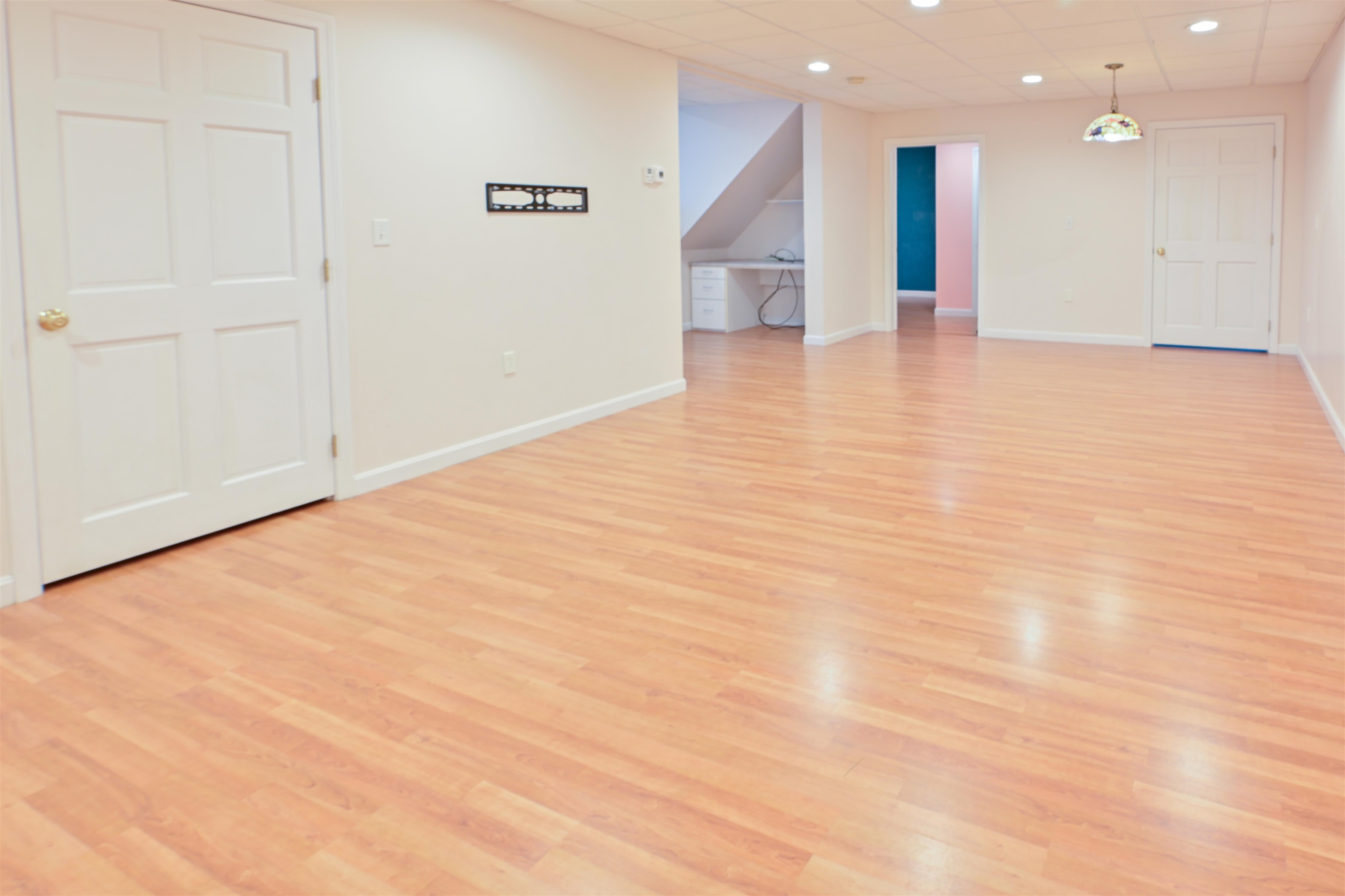 Vast expanse of living space down here! 25924363