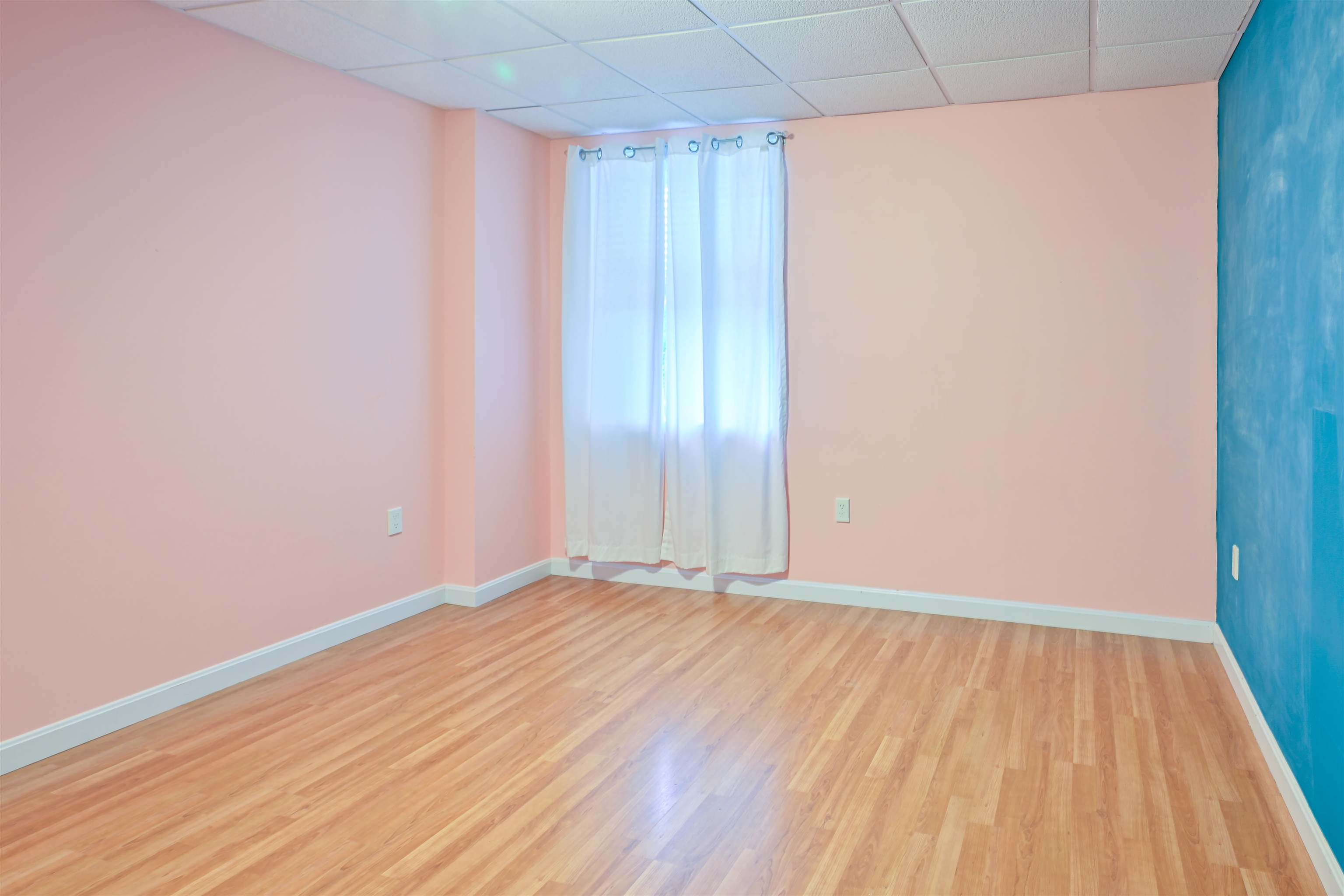 3rd bedroom - another view 25924381