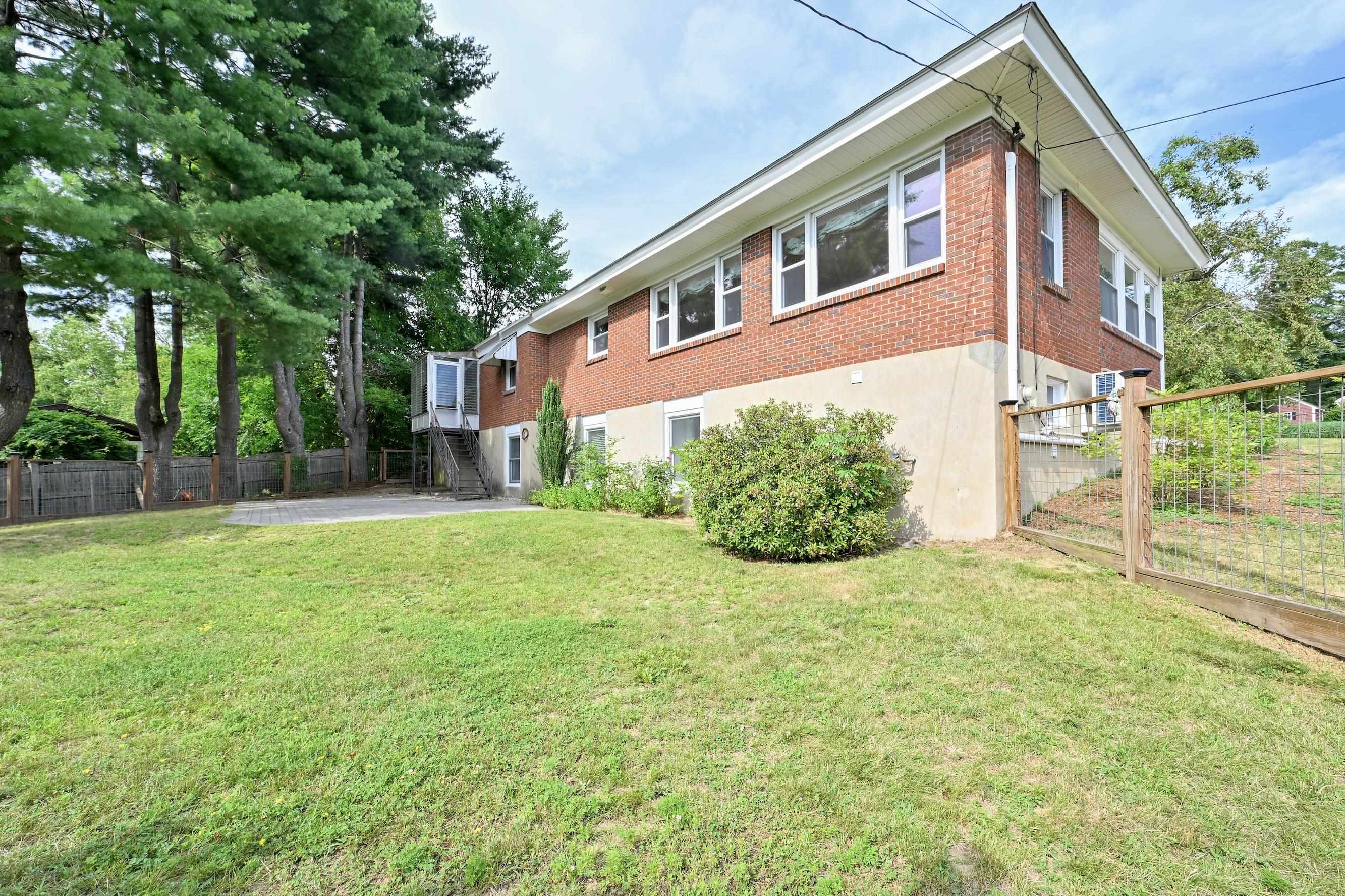 Spacious back yard as well 25924326