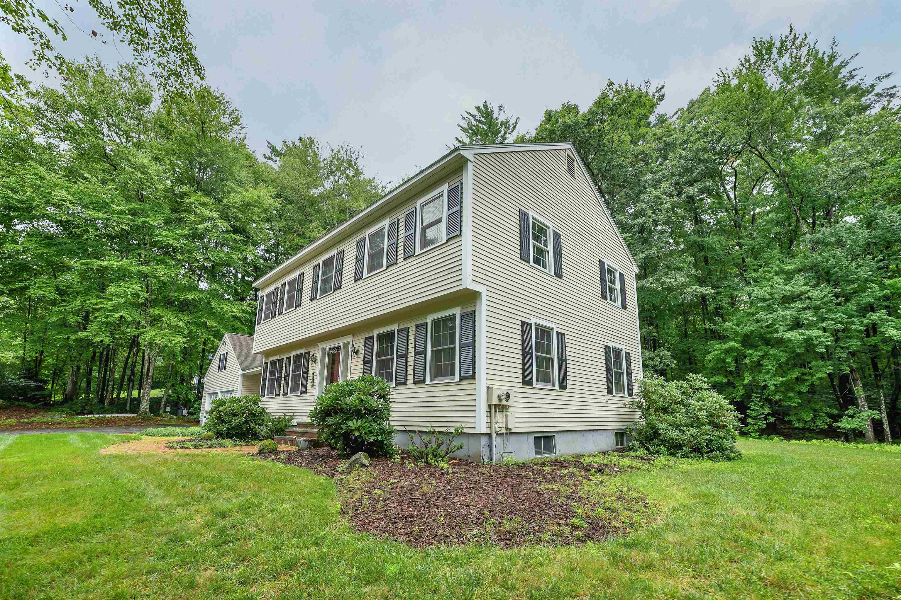 8 Christmas Tree Cir, Bedford, NH 03110