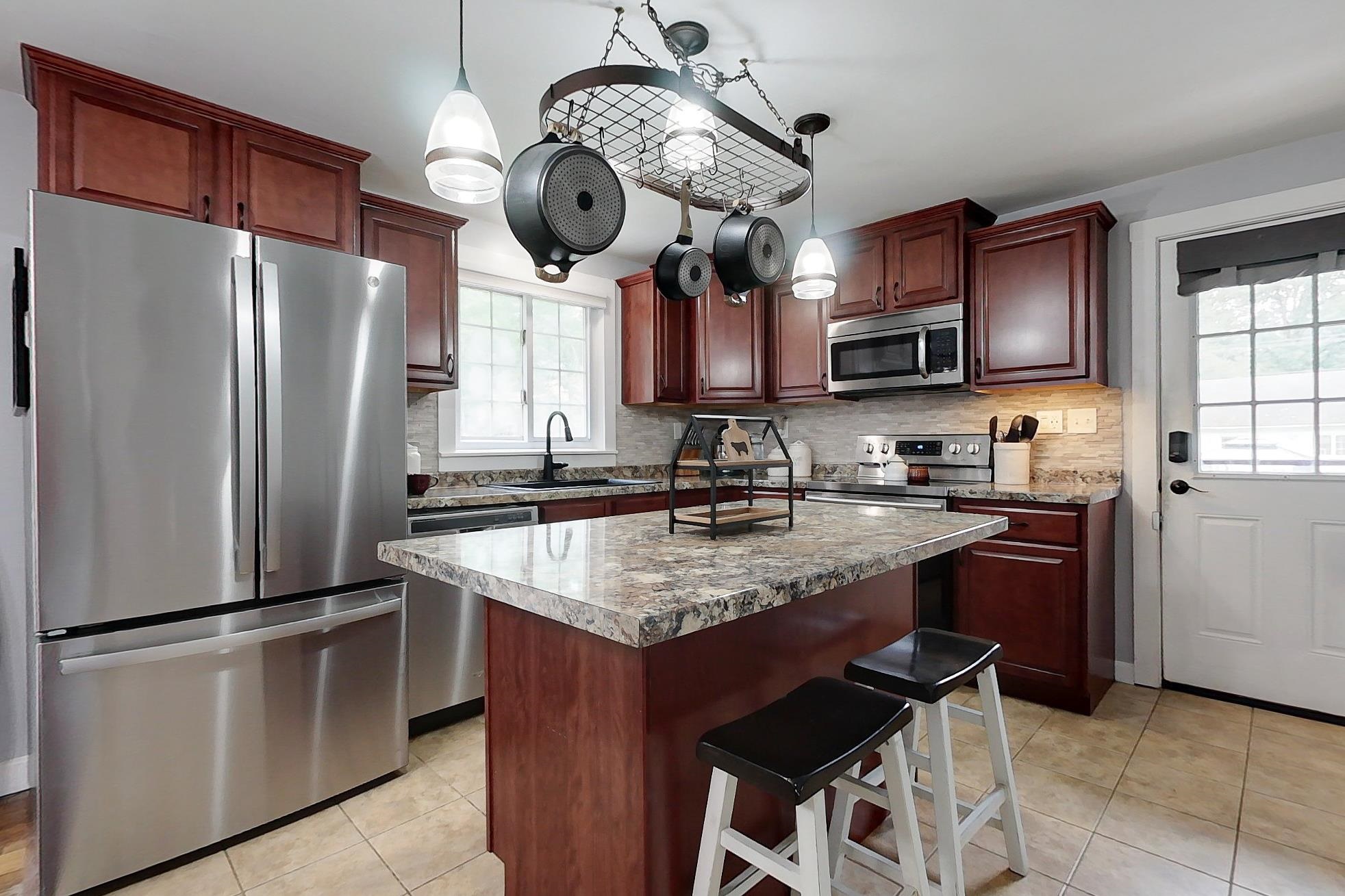 9 Laurel St, New Ipswich, NH 03071