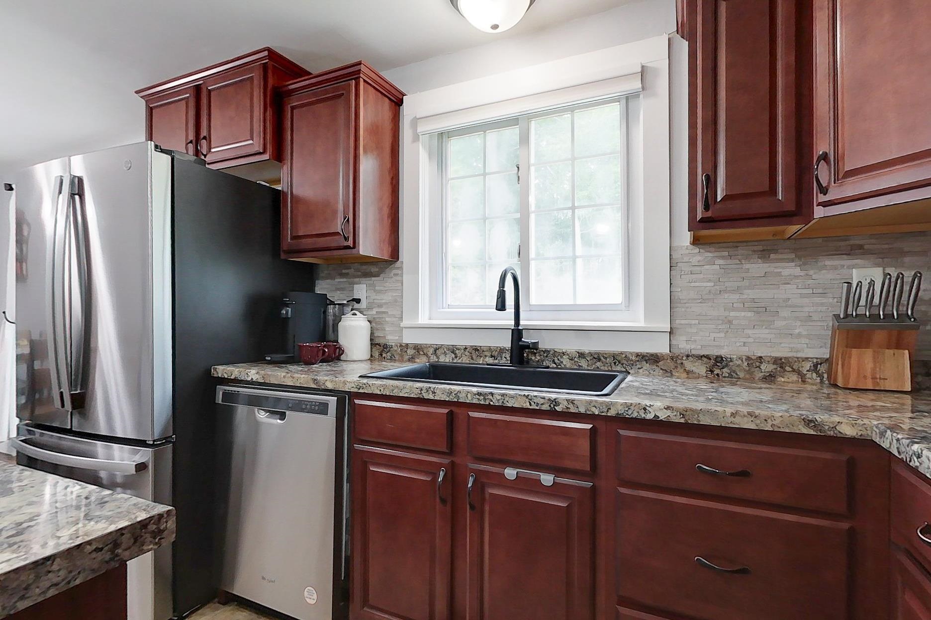 9 Laurel St, New Ipswich, NH 03071