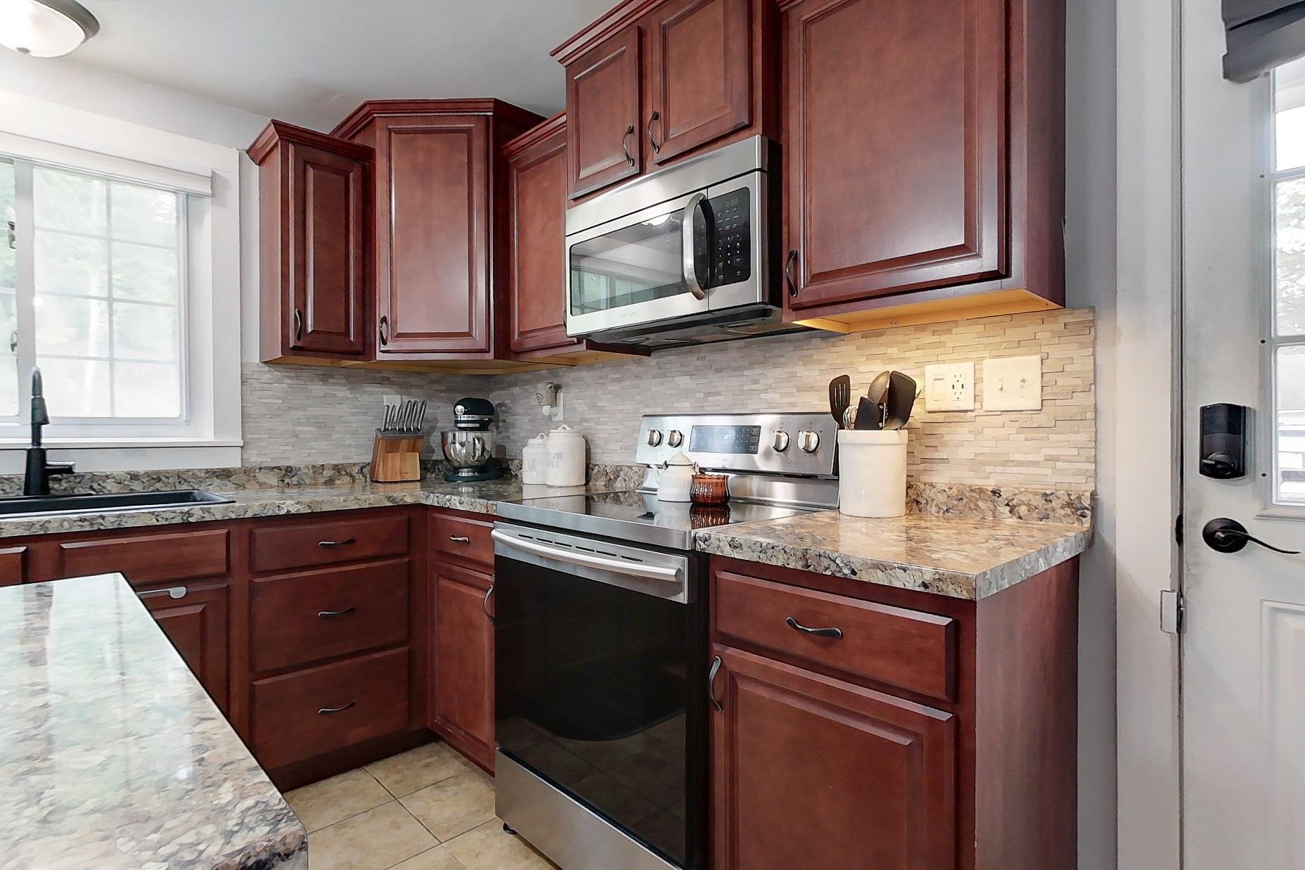 9 Laurel St, New Ipswich, NH 03071