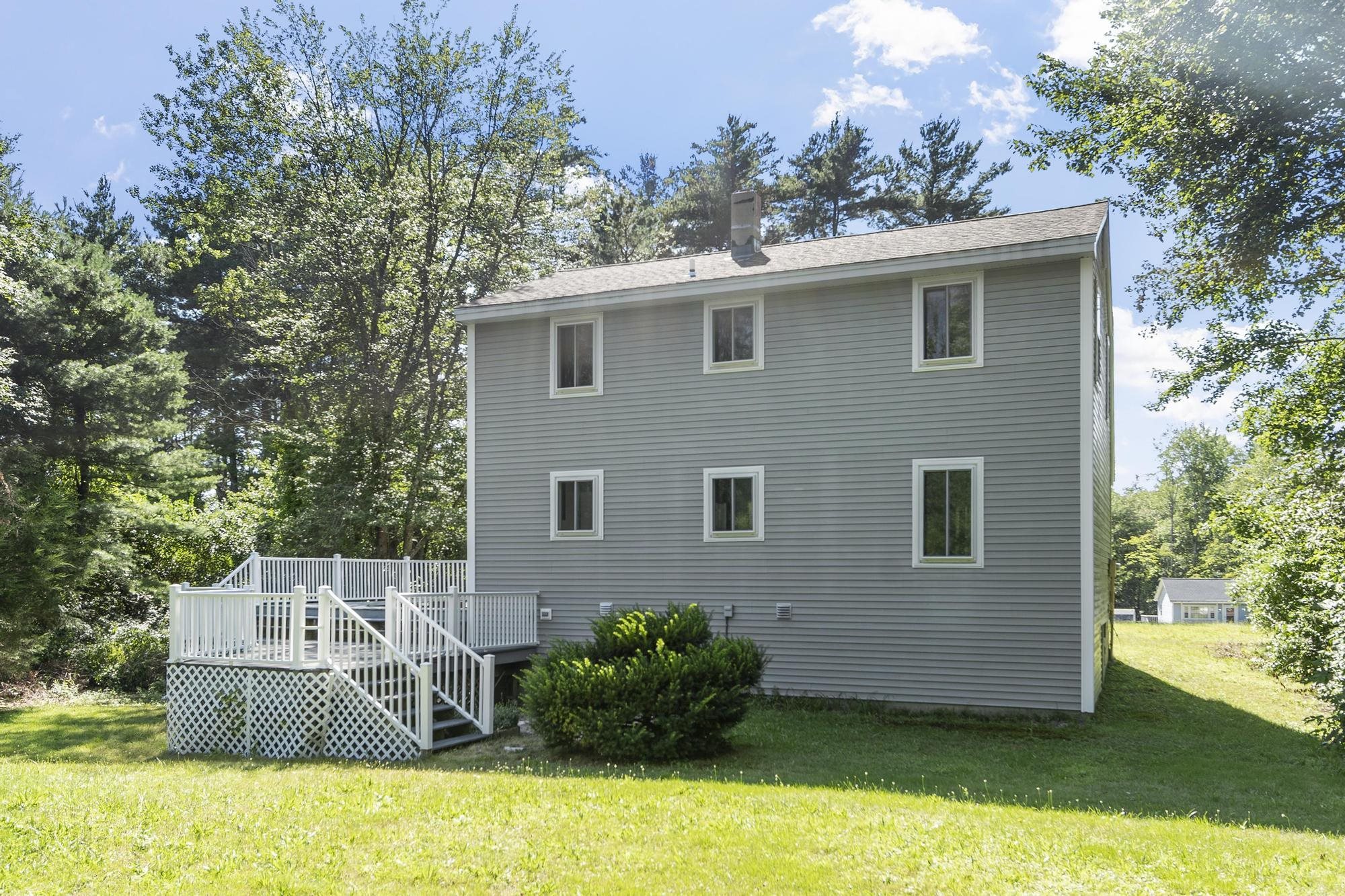 4 Maureen Cir, Londonderry, NH 03053