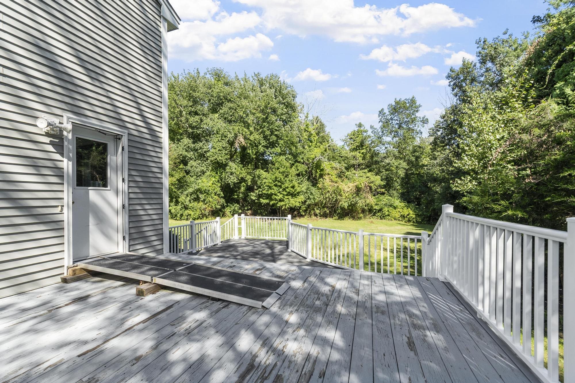 4 Maureen Cir, Londonderry, NH 03053