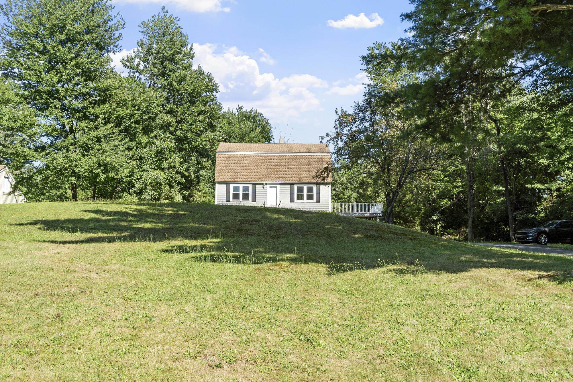 4 Maureen Cir, Londonderry, NH 03053