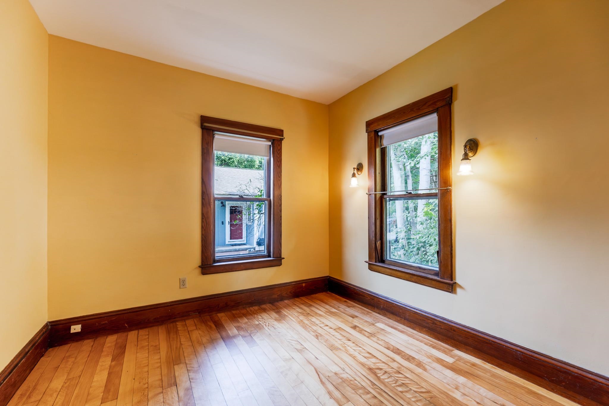 1st floor bedroom or another office 25911443