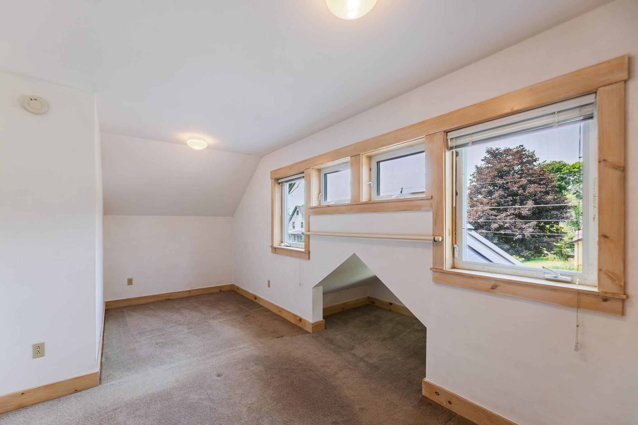 Primary/second bedroom on 2nd floor 25911446