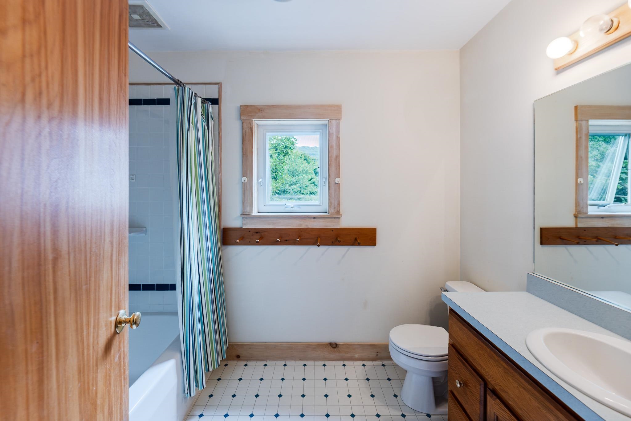Full bath on 2nd floor 25911479
